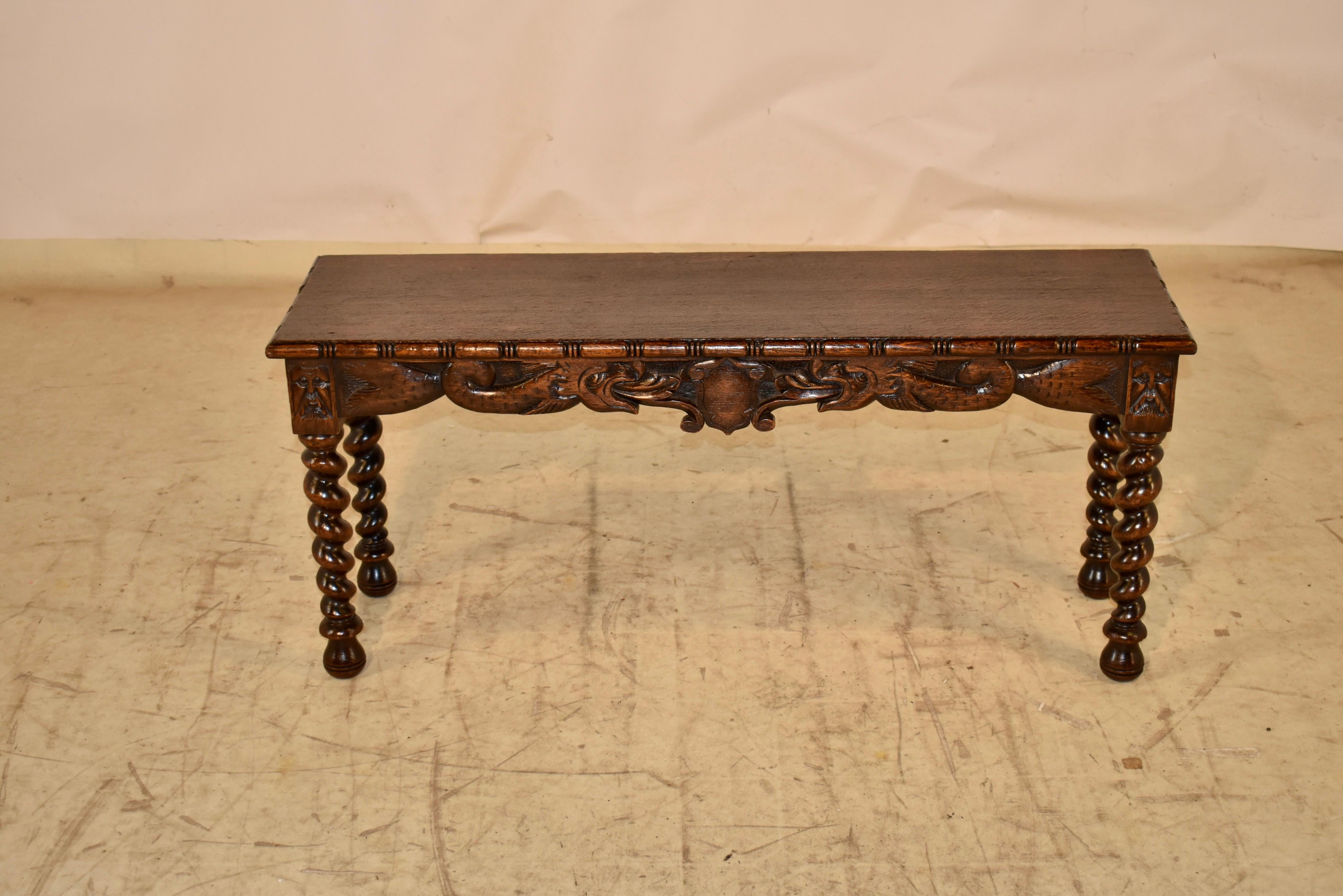 Banc en chêne du 19e siècle sculpté à la main en France.  Le plateau est fait d'une seule planche et présente un bord biseauté et décoré à la main, descendant jusqu'à un excellent tablier festonné et sculpté à la main représentant des fleurs, des