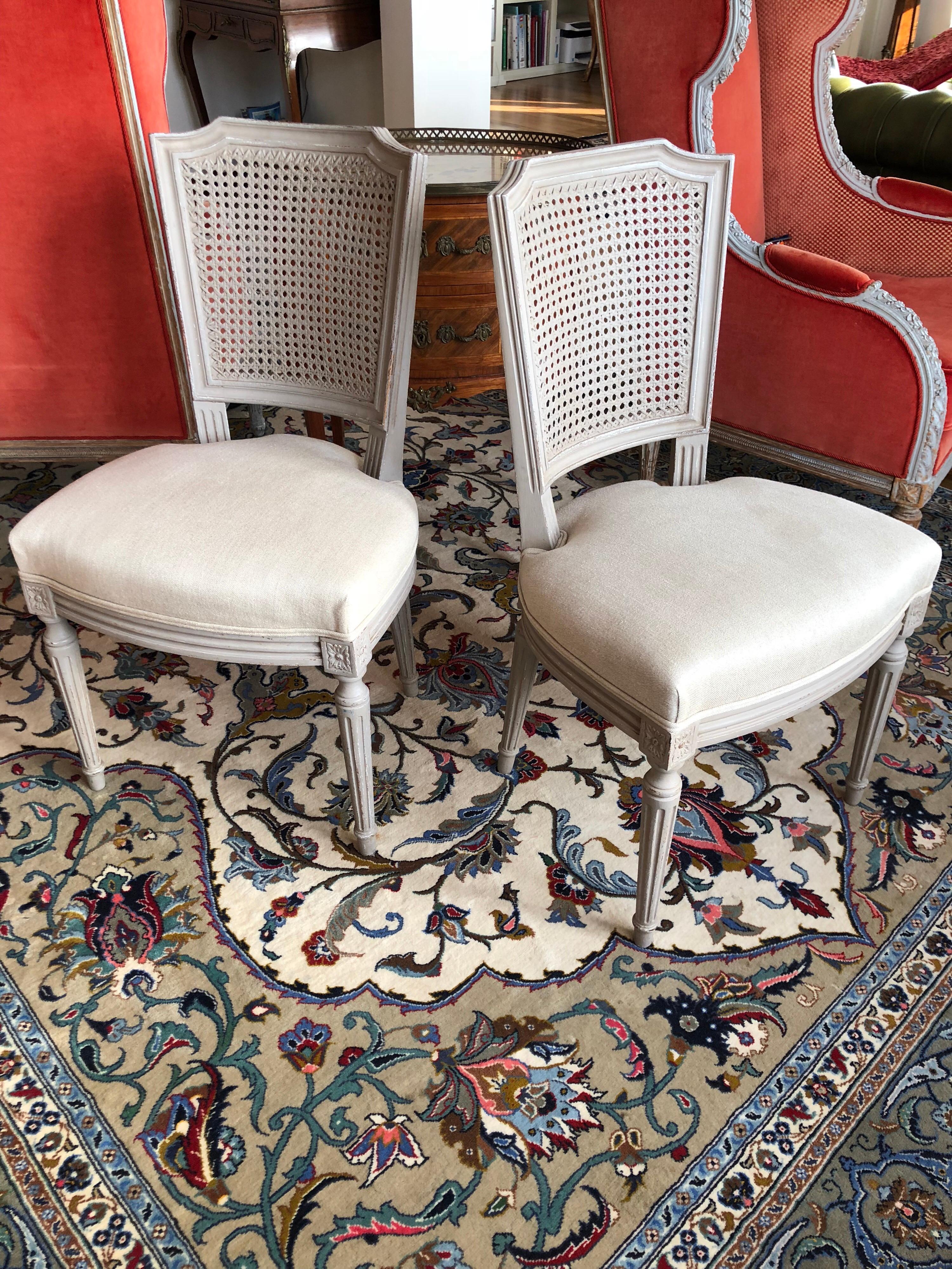 Six chaises de salle à manger du XIXe siècle de style Louis XVI en bois peint à la main avec dossier cannage et assise rembourrée très confortable reposant sur des pieds élégamment façonnés. 
Très bon état. Peut être vendu séparément,
France, vers