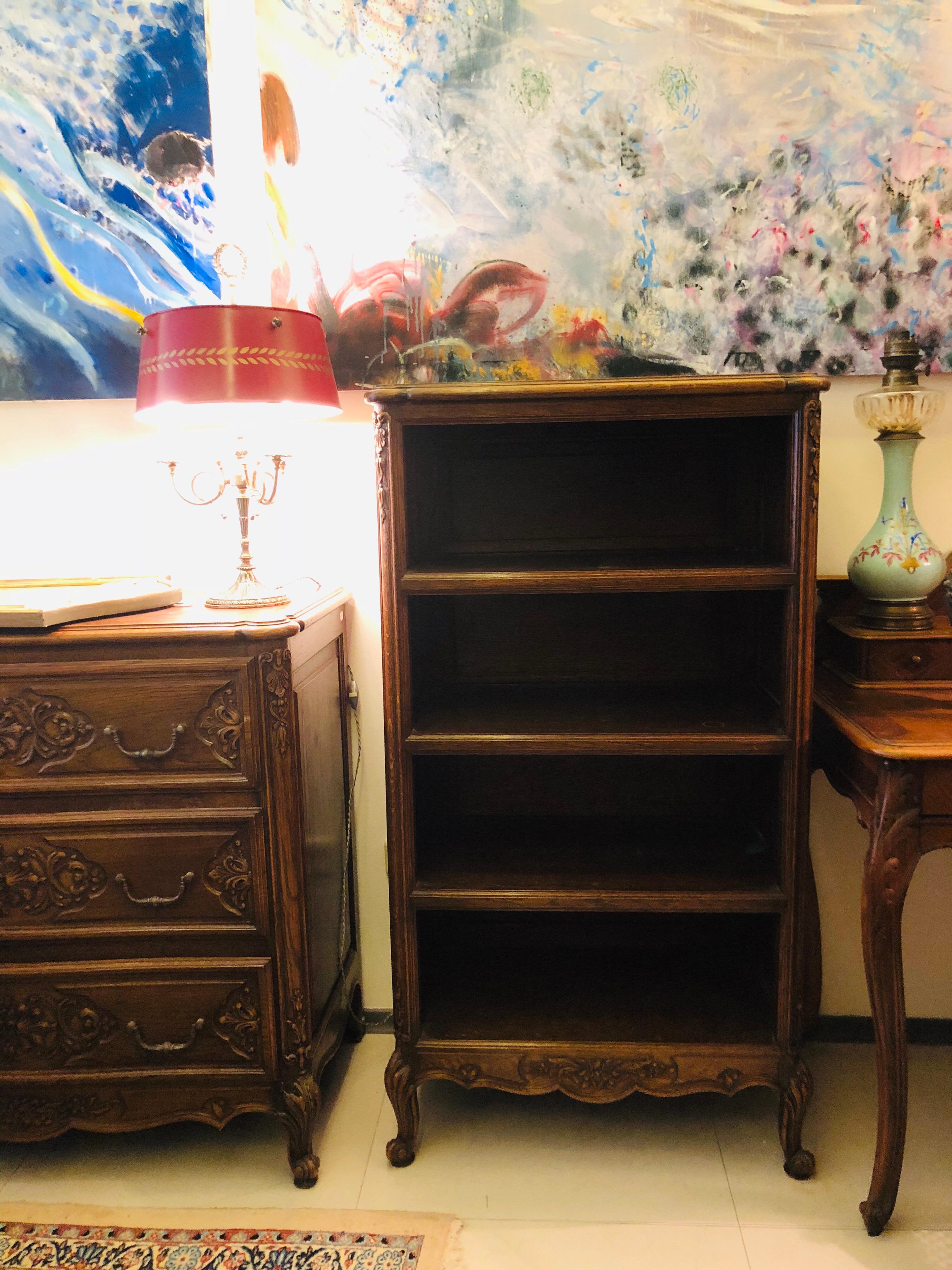 French walnut hand carved four shelves open bookcase in Louis XV style.
Massive and stable in very good condition.
France, circa 1890.