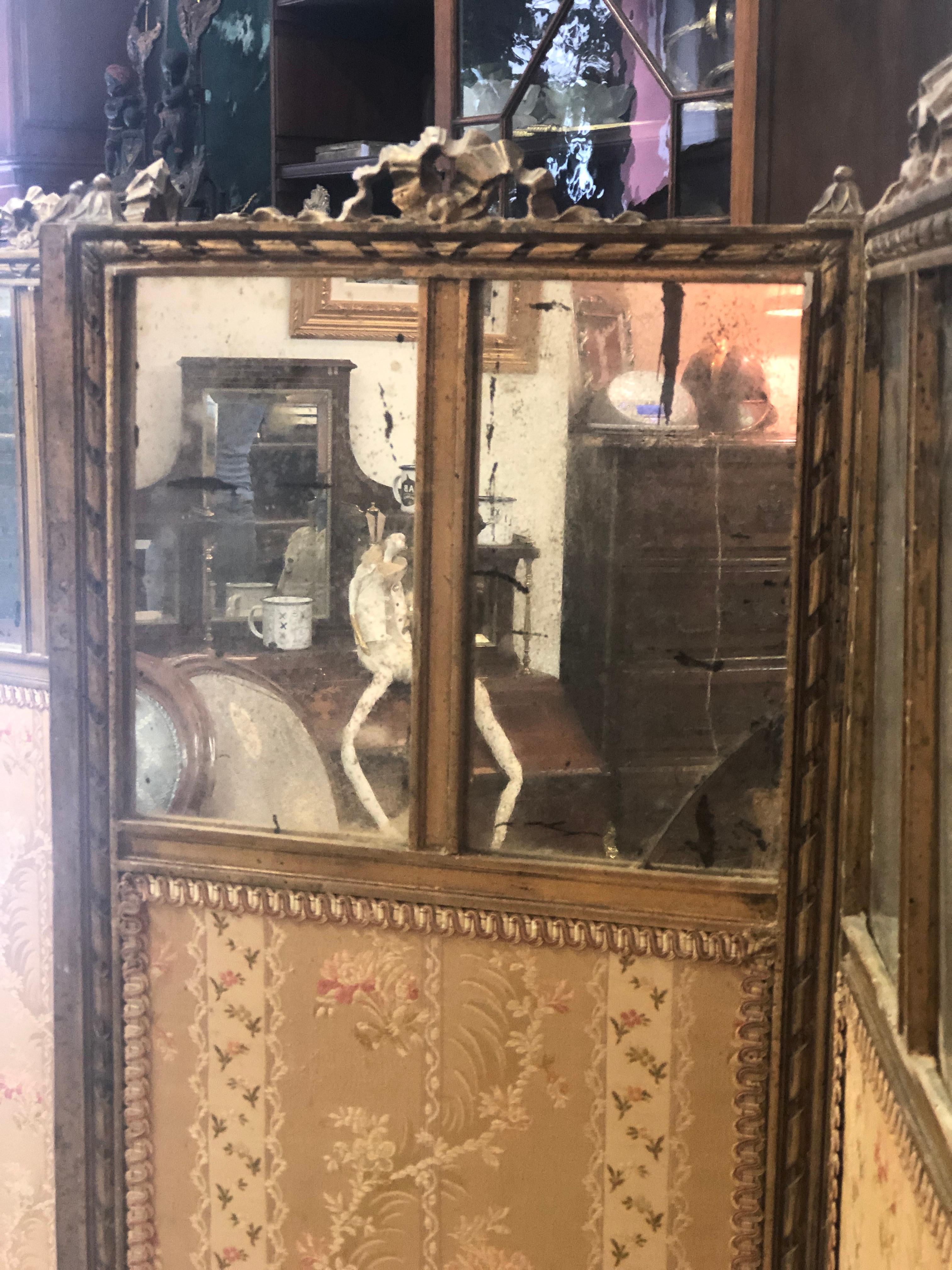 Französischer, handgeschnitzter, vergoldeter Raumteiler mit vier Blättern aus dem 19. Jahrhundert im Zustand „Relativ gut“ im Angebot in Sofia, BG