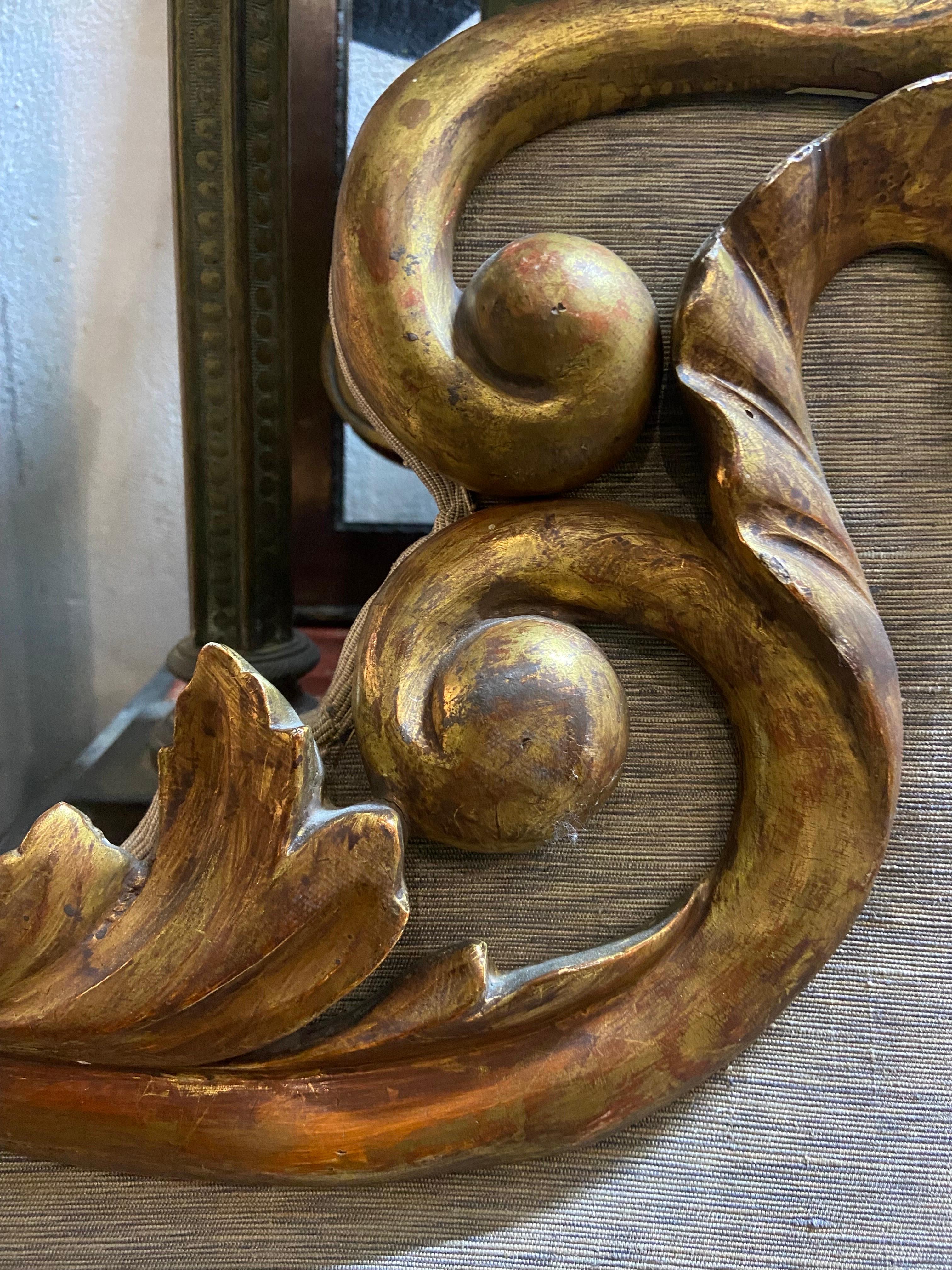 Sculpté à la main Tête de lit française du 19ème siècle en bois doré sculpté à la main de style rococo en vente
