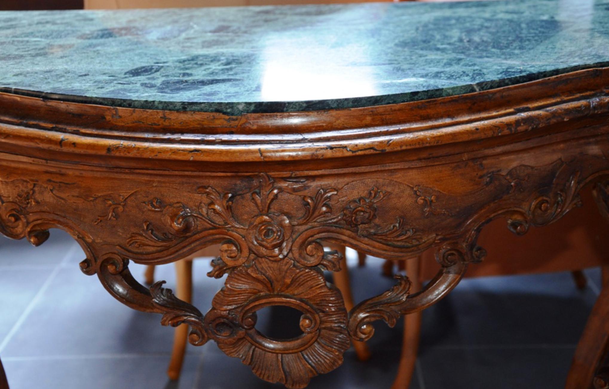 Intagliato a mano Console francese del XIX secolo con piano in marmo intagliato a mano, periodo Luigi XV in vendita