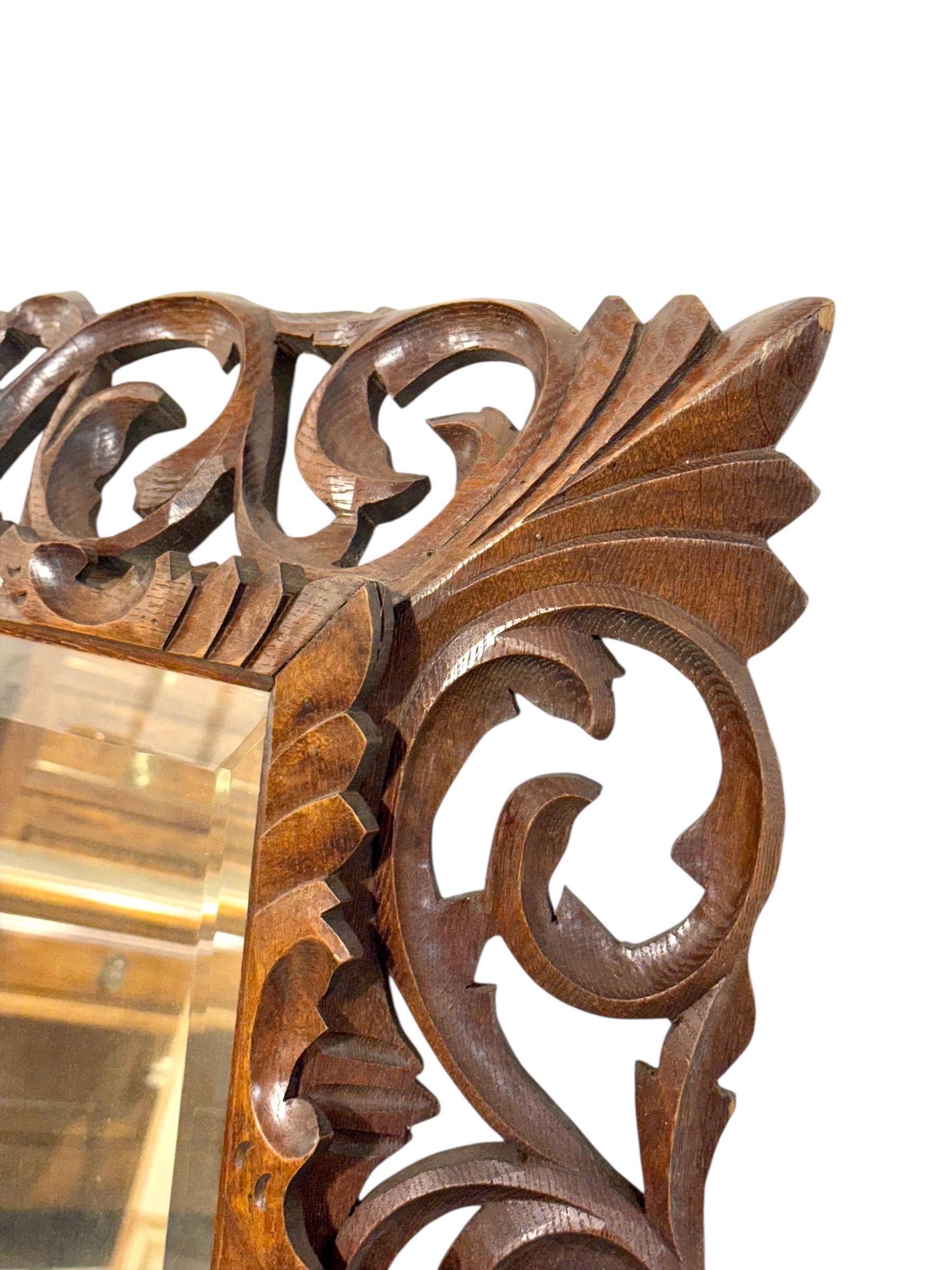Specchio smussato in Oak francese del XIX secolo intagliato a mano In condizioni buone in vendita a LA CIOTAT, FR