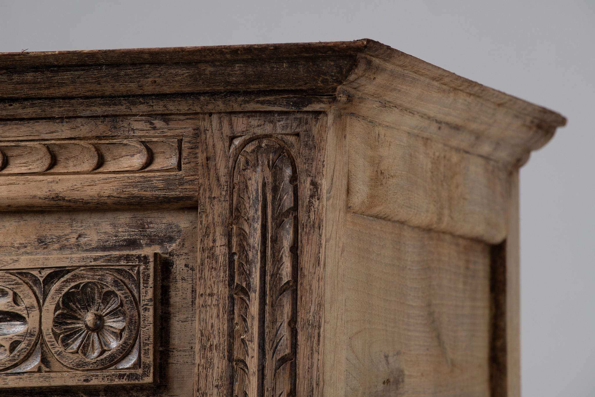 19th-Century French Hand-Carved Oak Bonnetière For Sale 5