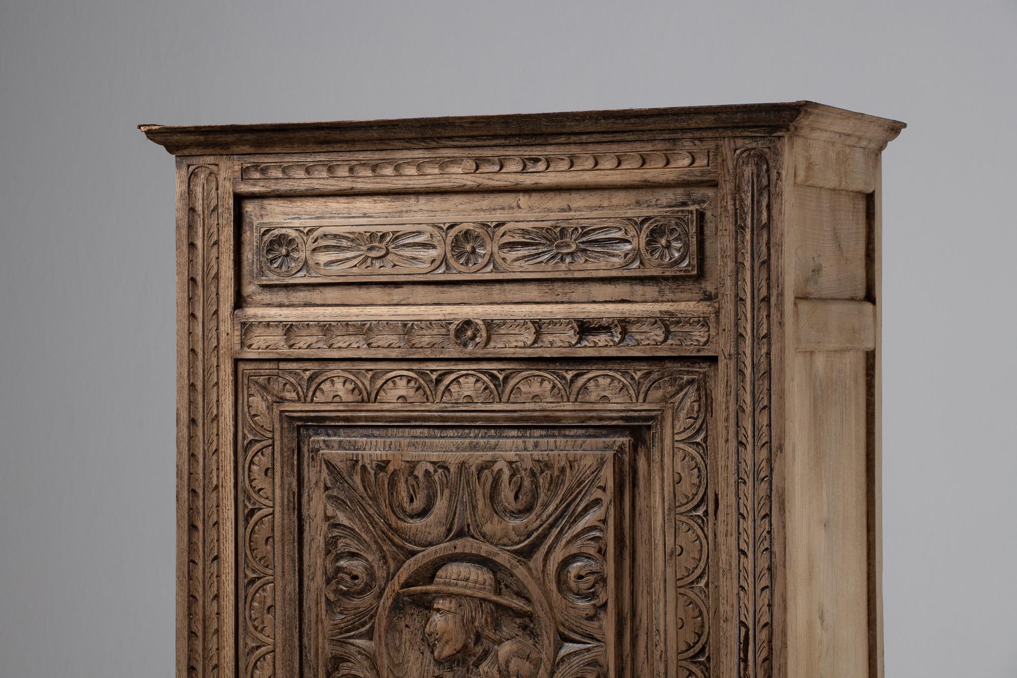19th-Century French Hand-Carved Oak Bonnetière For Sale 6