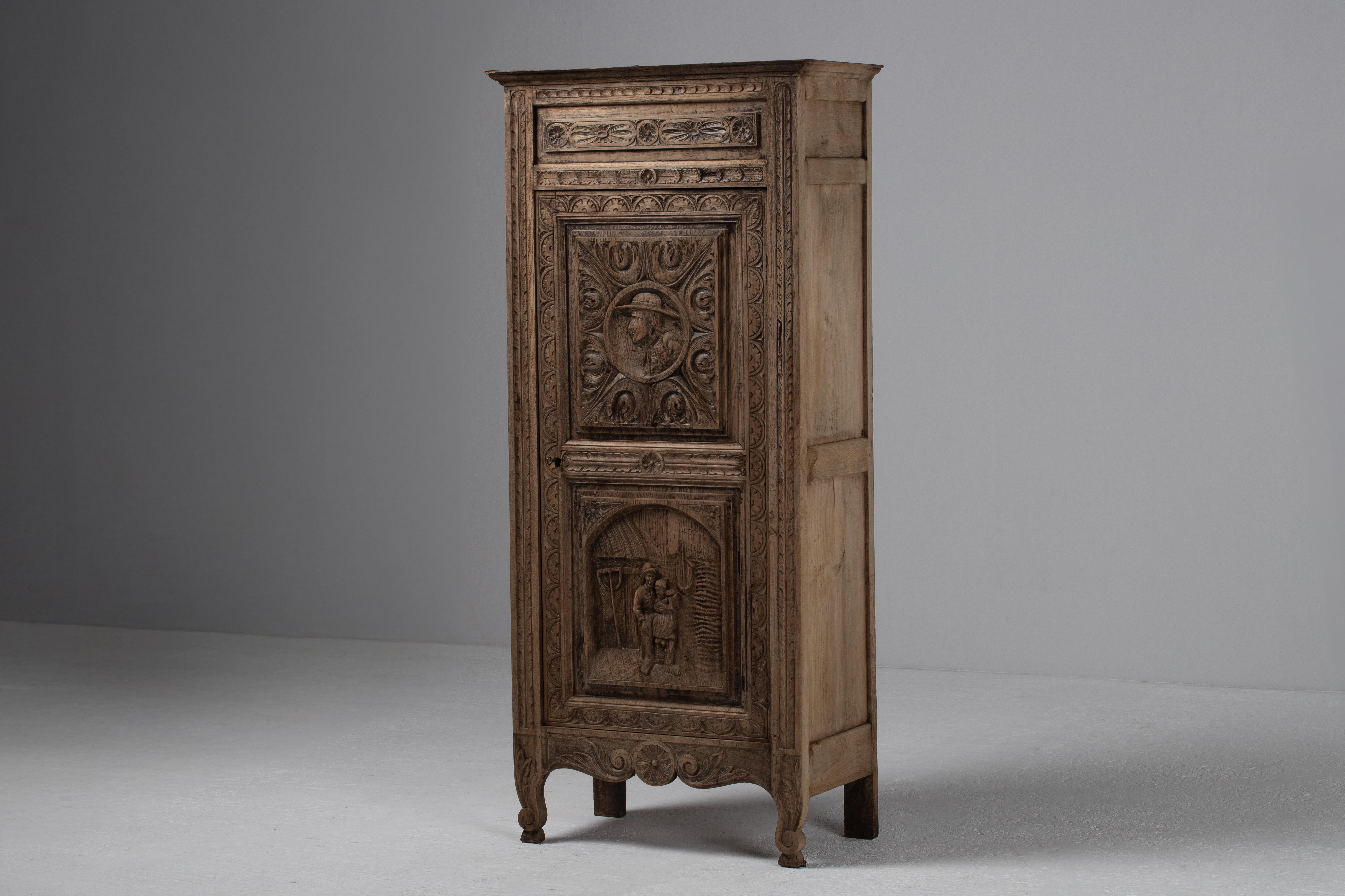 19th-Century French Hand-Carved Oak Bonnetière In Good Condition For Sale In Kaštel Sućurac, Splitsko-dalmatinska županija