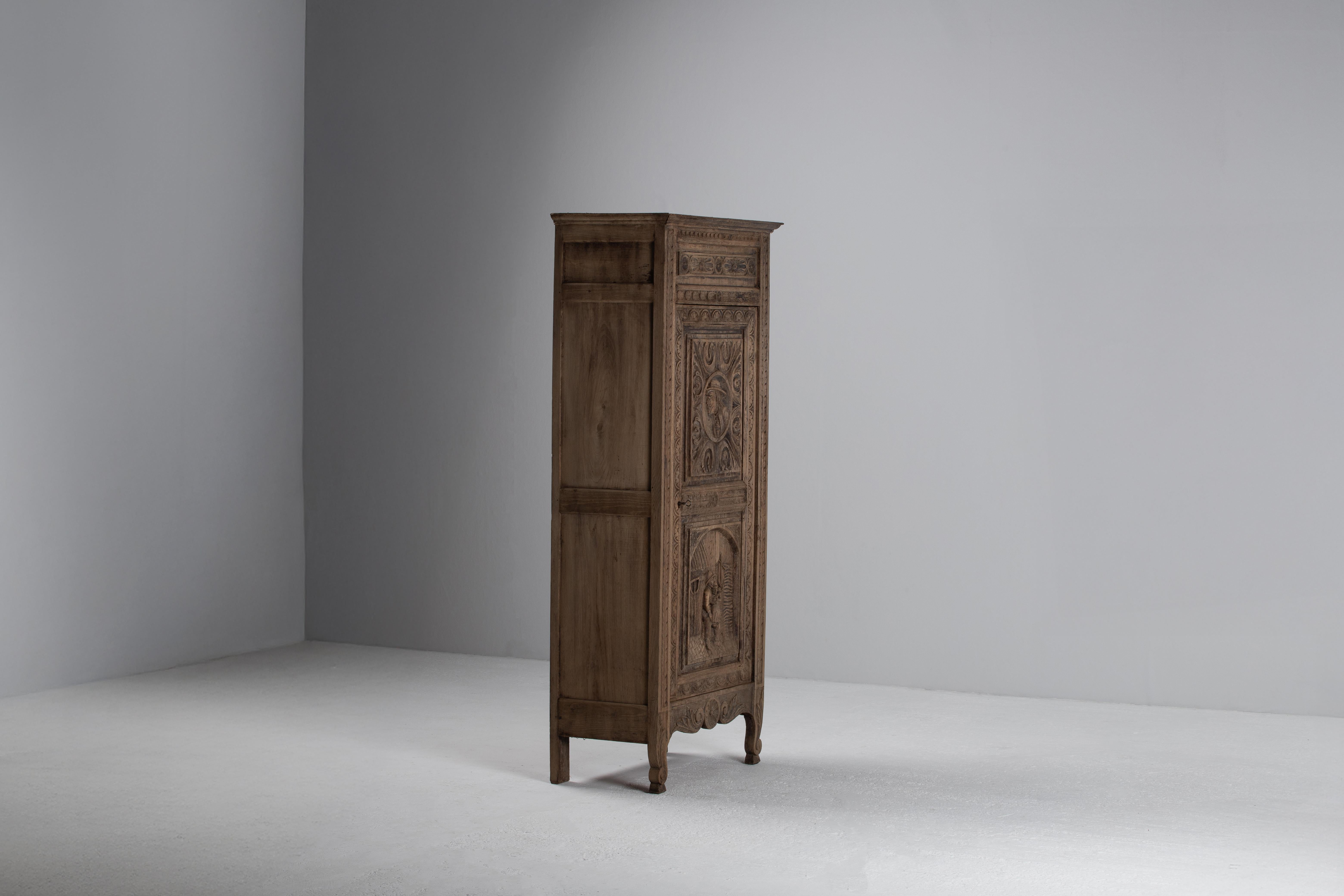 19th-Century French Hand-Carved Oak Bonnetière For Sale 1