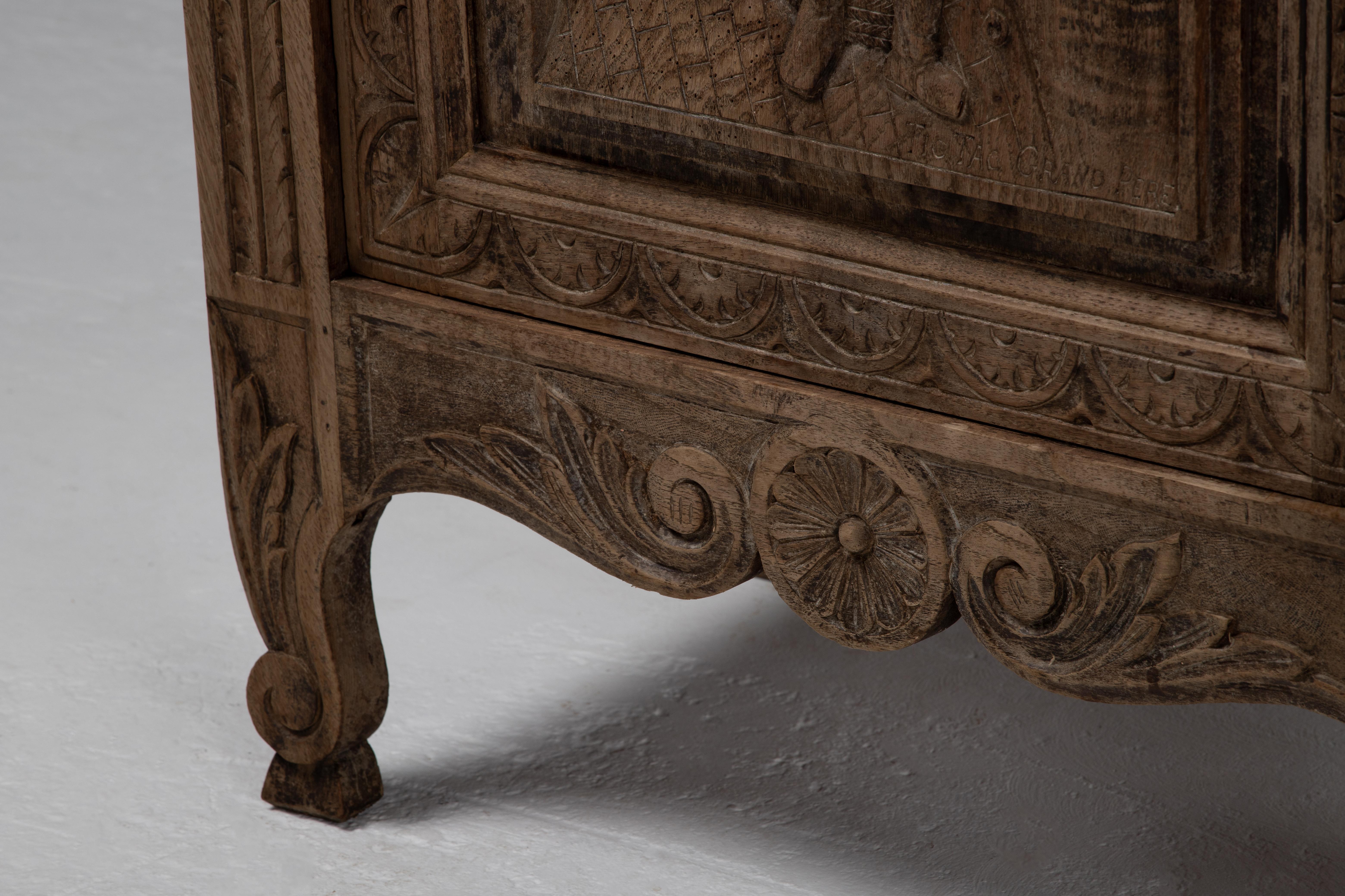 19th-Century French Hand-Carved Oak Bonnetière For Sale 2