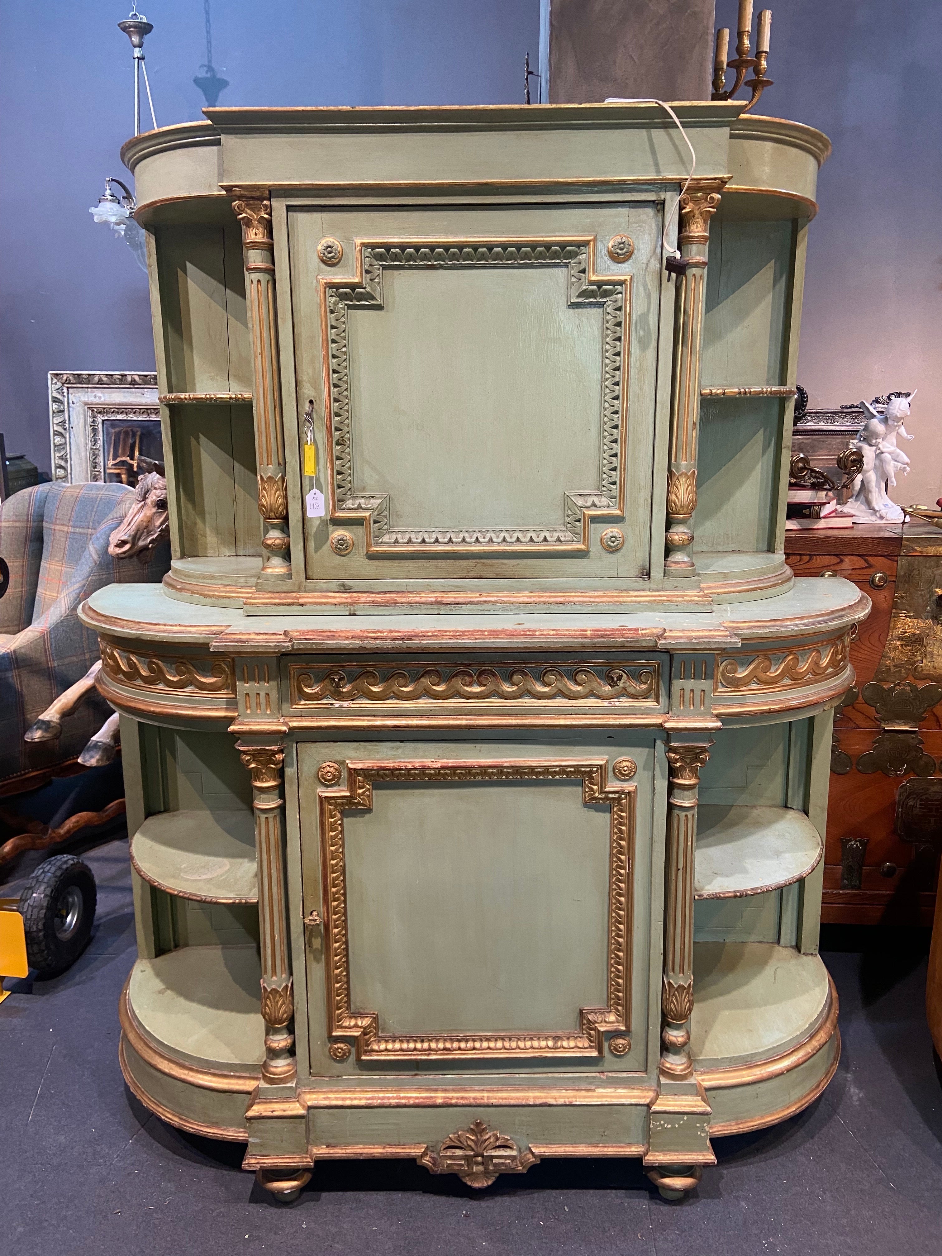 Francese Credenza francese del XIX secolo dipinta a mano in verde a due piani Luigi XVI in vendita