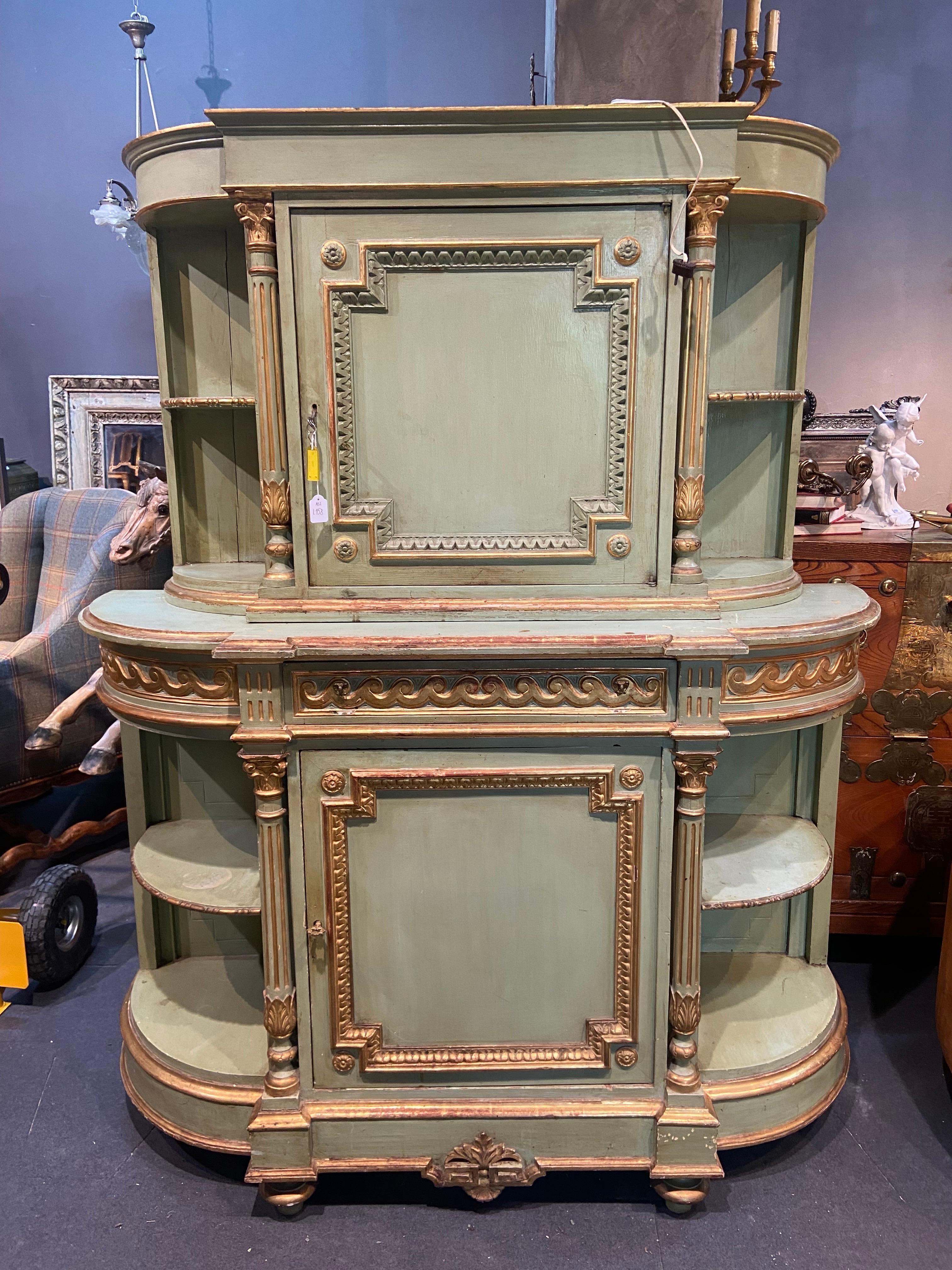 Intagliato a mano Credenza francese del XIX secolo dipinta a mano in verde a due piani Luigi XVI in vendita