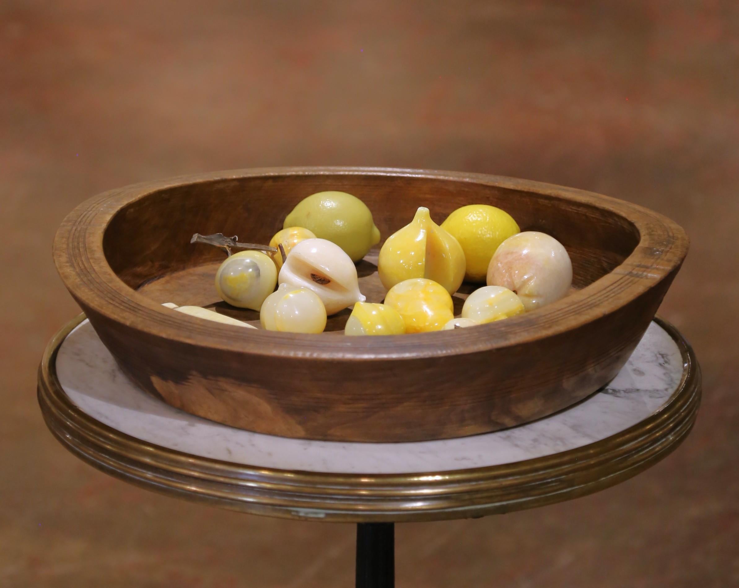 Amasadera o cesta de fruta francesa del siglo XIX tallada a mano en olmo patinado Francés en venta