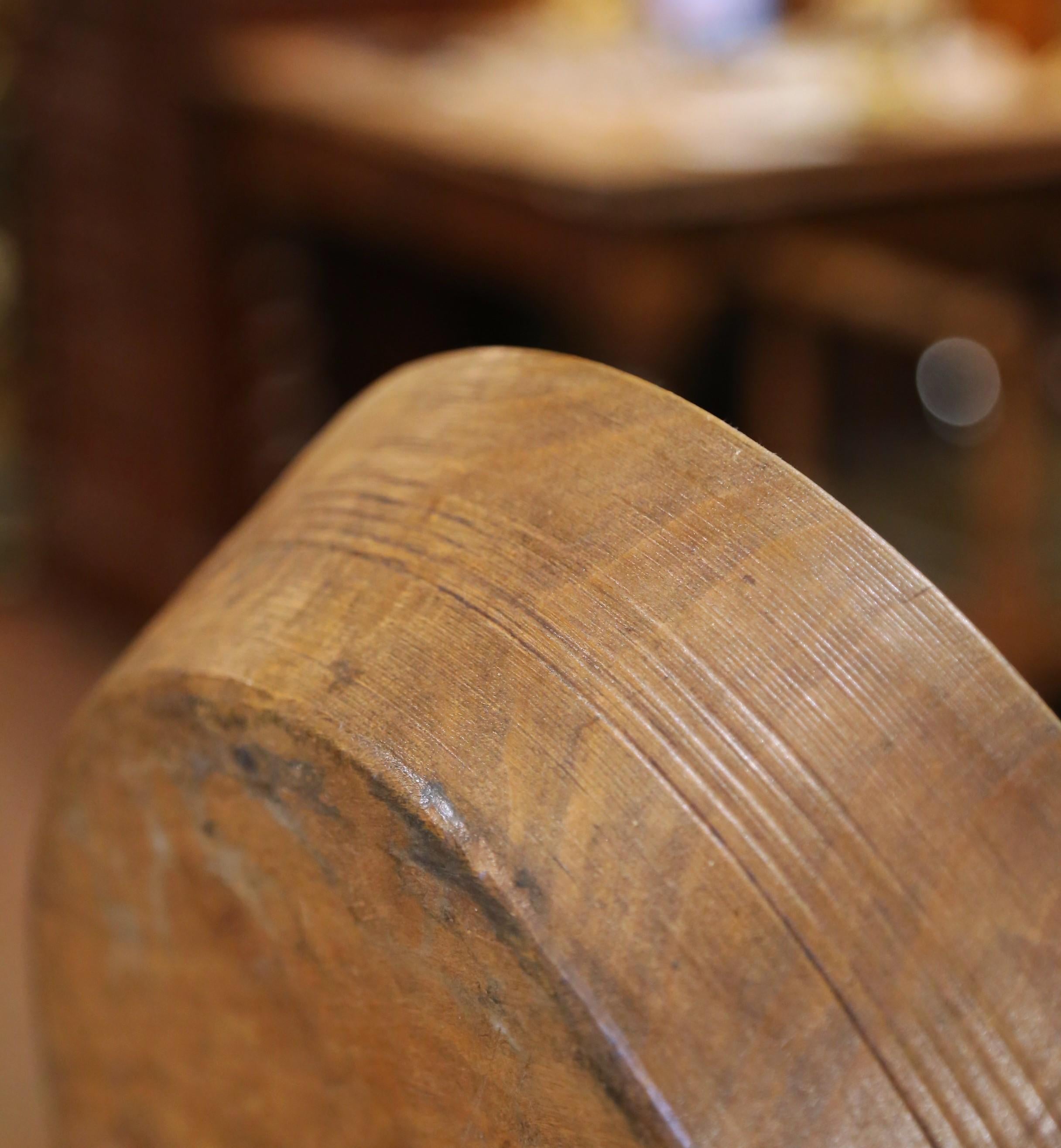 Amasadera o cesta de fruta francesa del siglo XIX tallada a mano en olmo patinado Olmo en venta