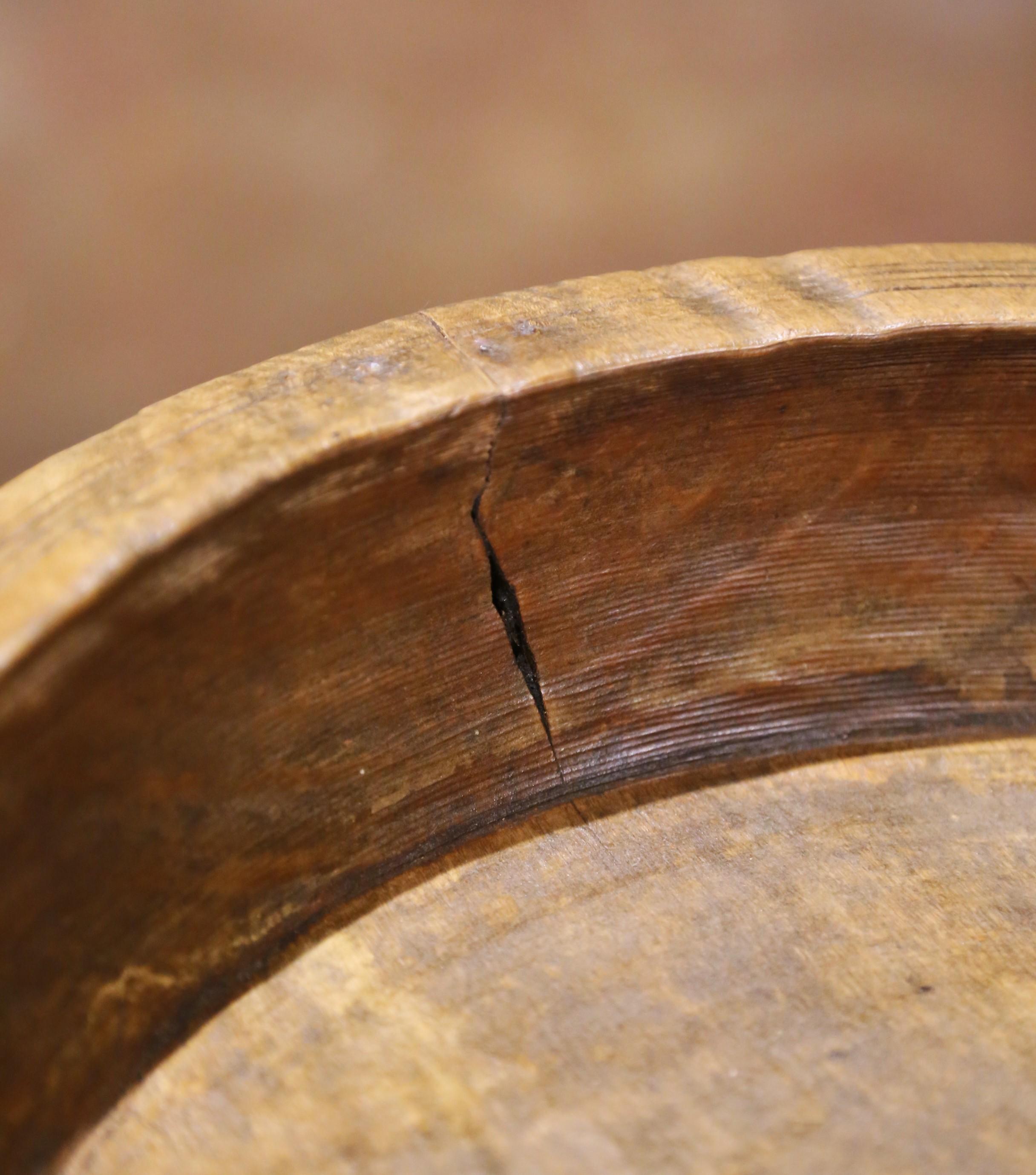 Amasadera o cesta de fruta francesa del siglo XIX tallada a mano en olmo patinado en venta 2