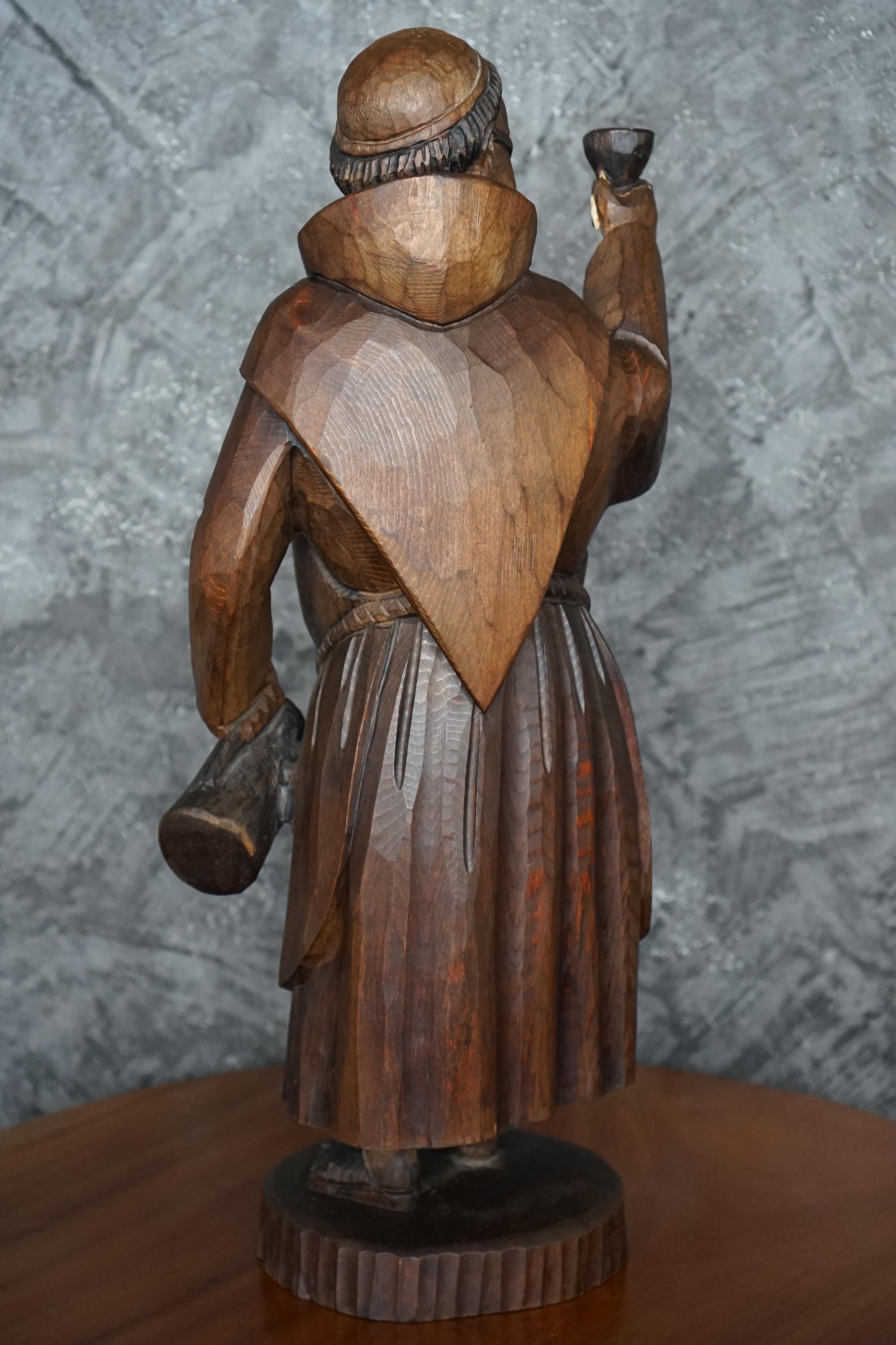 Sculpté à la main Statue de moine buveur en pin sculpté à la main du XIXe siècle en vente
