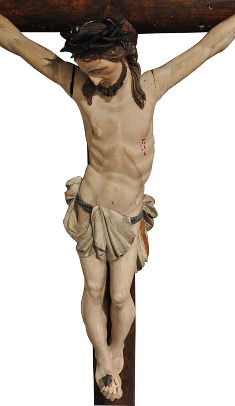 Cette importante statue antique sculptée du Christ cloué sur la croix a été réalisée à Lyon, en France, vers 1850. Trouvée dans une chapelle privée de la vallée du Rhône, cette grande croix antique présente une sculpture détaillée de Jésus cloué sur