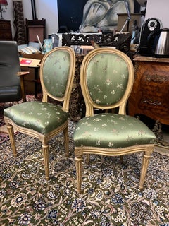 Chaises d'appoint françaises du 19ème siècle sculptées à la main de style Louis XVI en soie de Lelievre