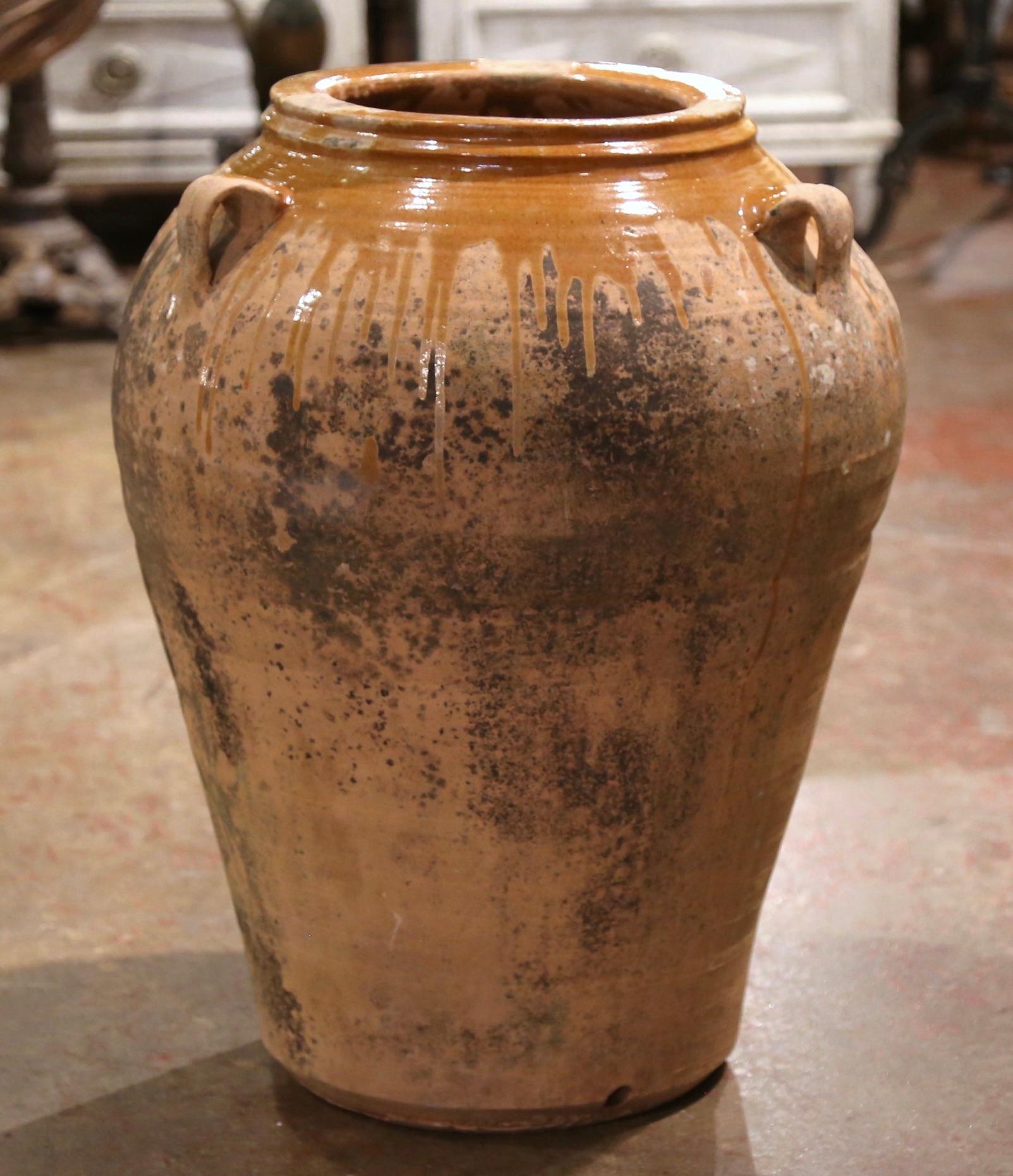 Français Pot à huile d'olivier en terre cuite sculpté à la main du 19ème siècle en provenance de Provence