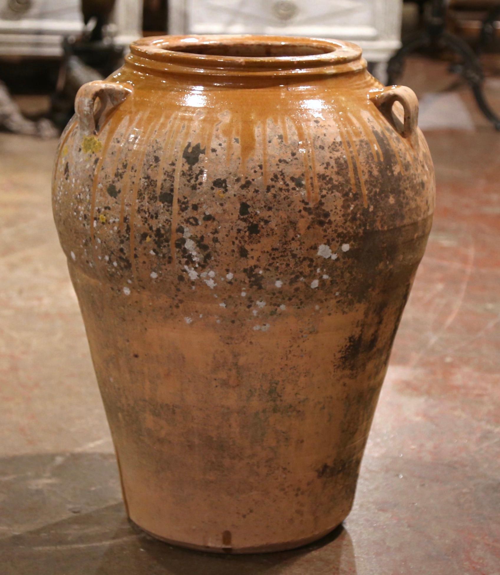 Patiné Pot à huile d'olivier en terre cuite sculpté à la main du 19ème siècle en provenance de Provence