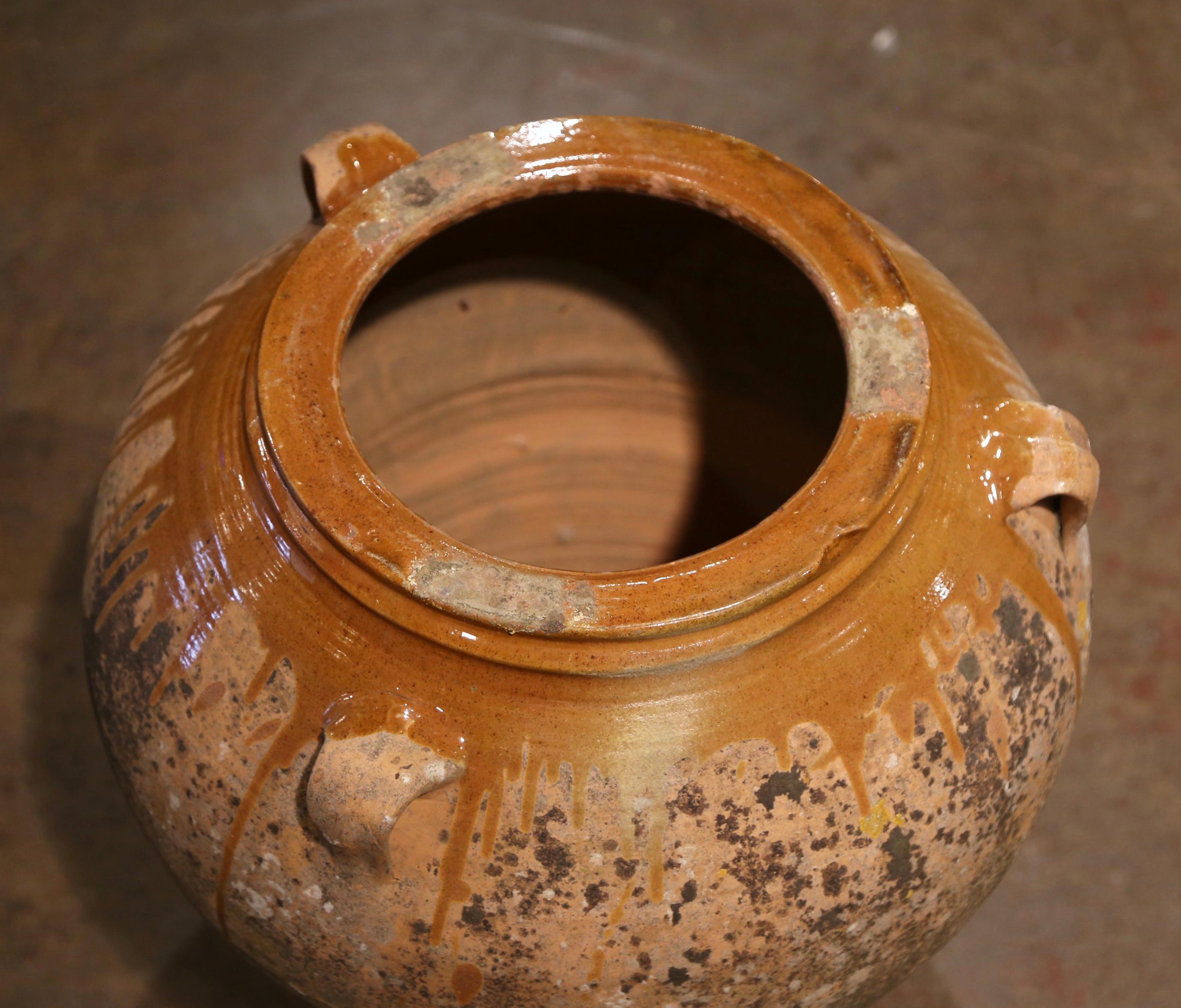 Pot à huile d'olivier en terre cuite sculpté à la main du 19ème siècle en provenance de Provence Excellent état à Dallas, TX