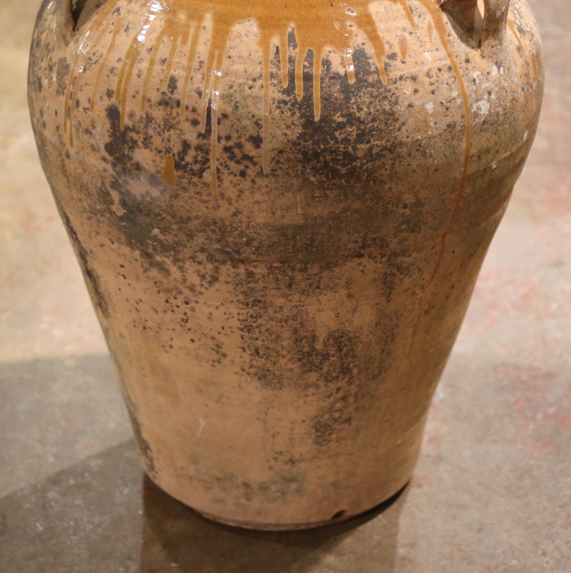 XIXe siècle Pot à huile d'olivier en terre cuite sculpté à la main du 19ème siècle en provenance de Provence