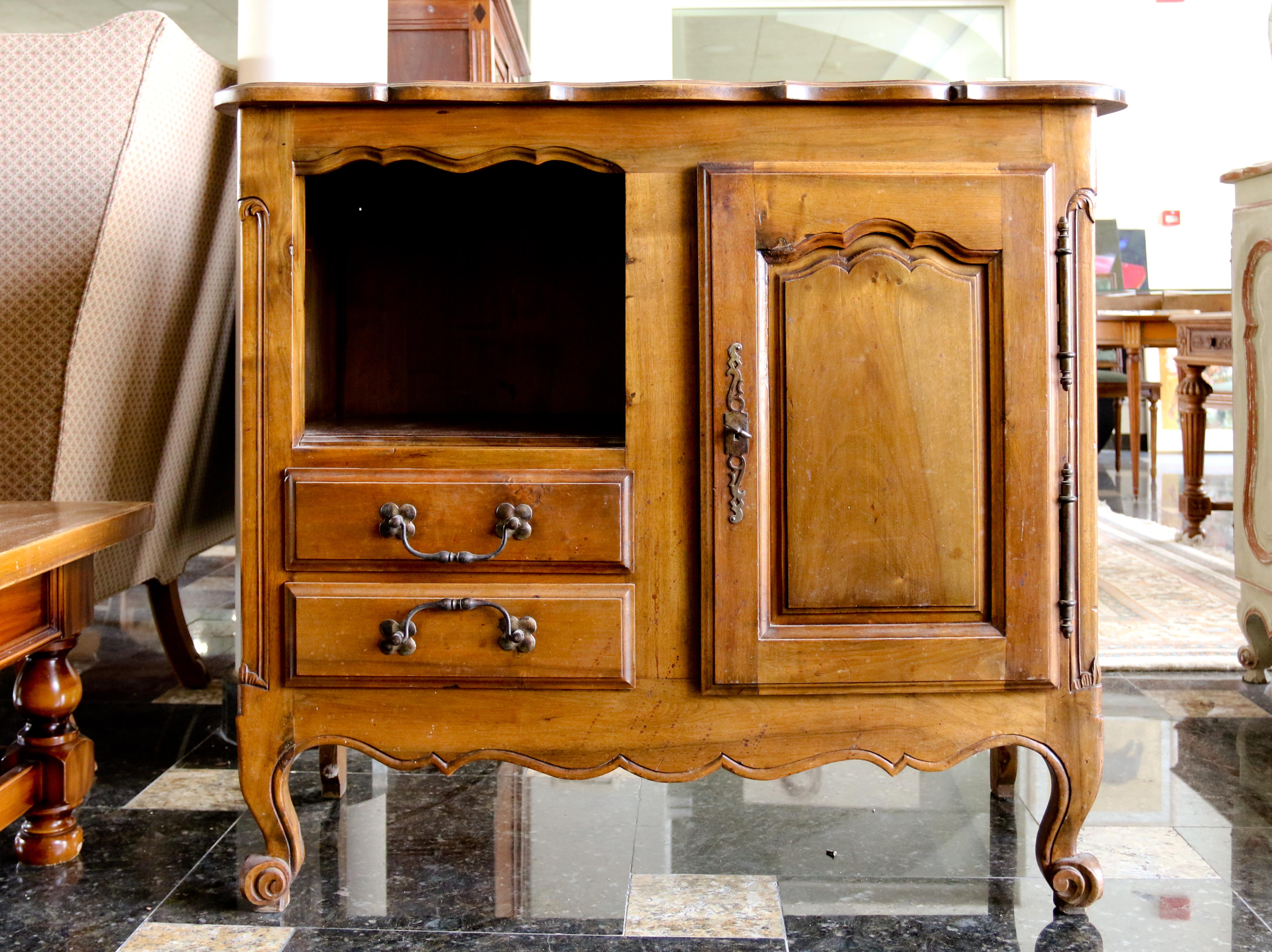 Französischer handgeschnitzter Nussbaumschrank im Louis XV.-Stil aus dem 19. Jahrhundert im Angebot 1