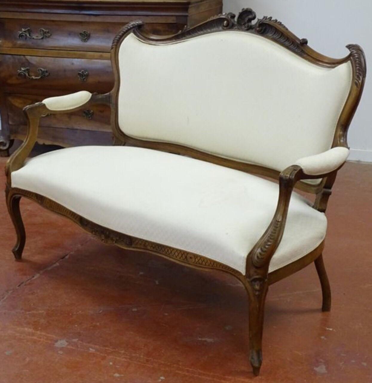 Hand carved walnut canapé in Louis XV style in white silk upholstery. Very elegant legs and beautiful shape.
France, circa 1880.
   
