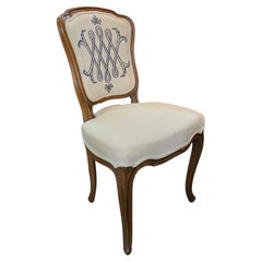Französischer handgeschnitzter Stuhl aus Nussbaumholz mit Leinenpolsterung aus dem 19. Jahrhundert