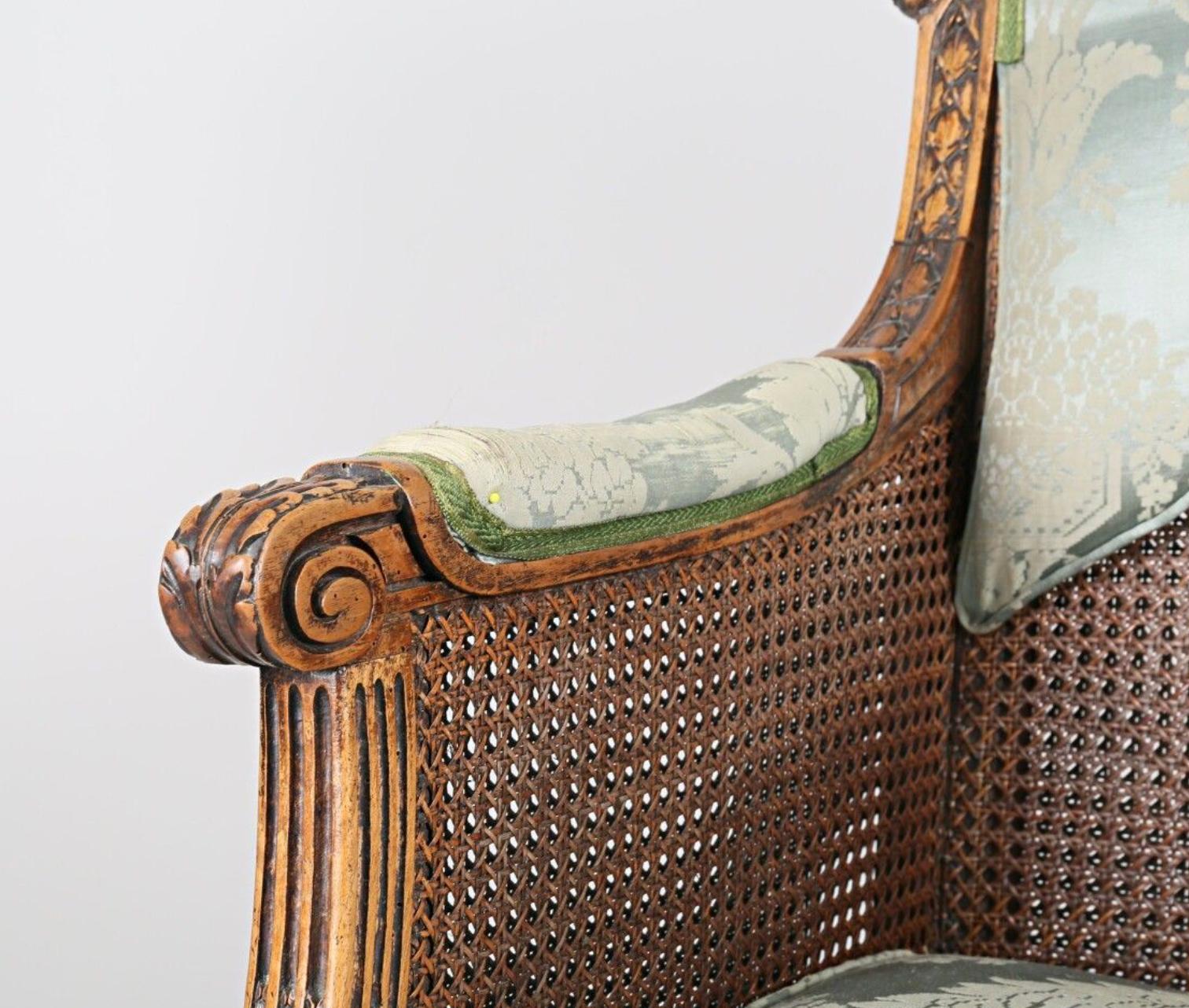 French marquise in natural wood molded and carved and caned, the backrest centered with a knot
openwork decorated with flowering branches and highlighted with a frieze of laurel leaves, the cuff armrests topped with windings rest on curved supports