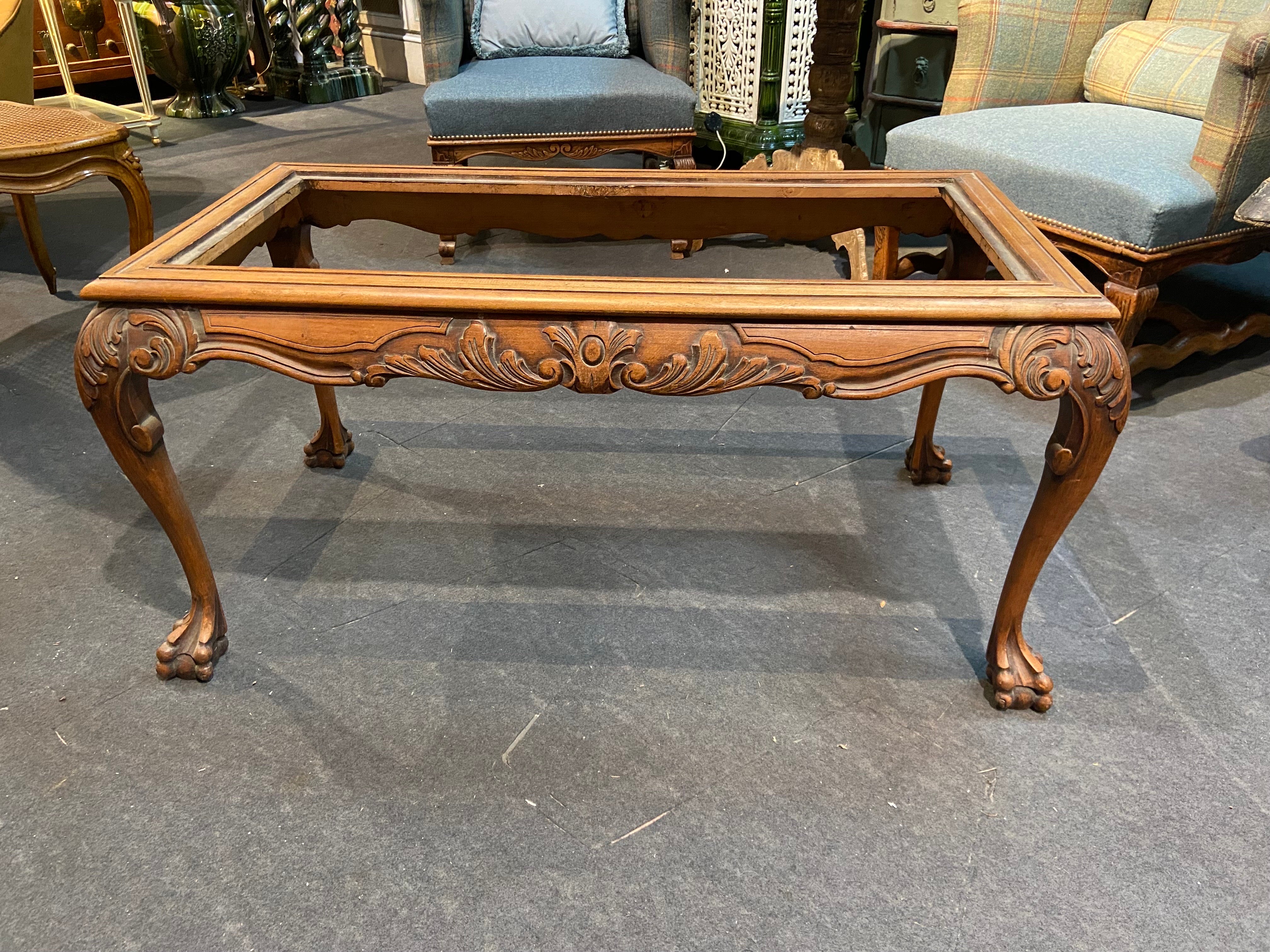 Here we present to you a 19th century French sofa table frame. This piece was made in hand carved walnut and is raised on four legs ending with lion's paws. It in very good condition with no restoration made so far. The original top is missing.