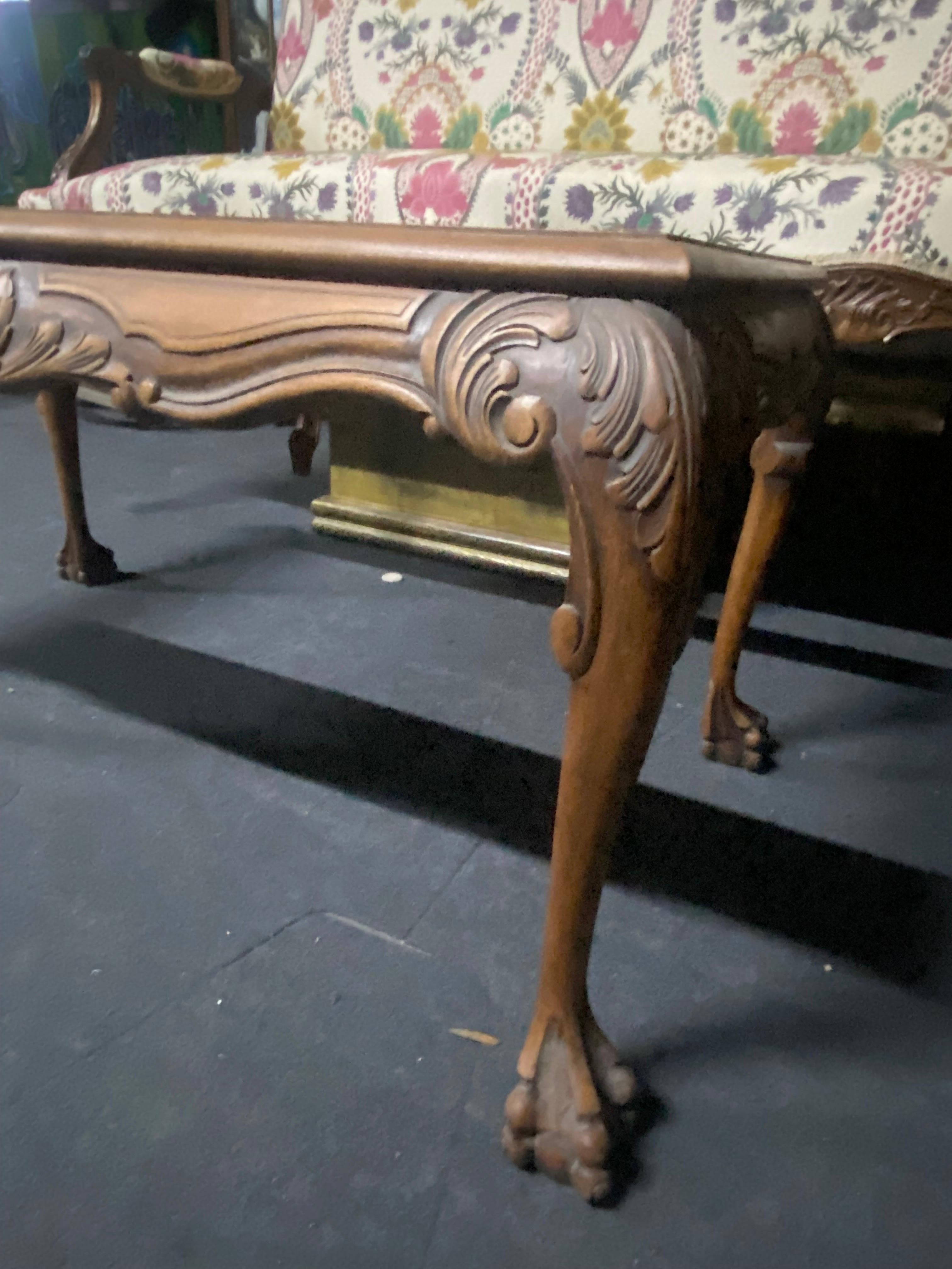 XIXe siècle Cadre de table de canapé en noyer sculpté à la main du 19ème siècle avec pattes de lion en vente