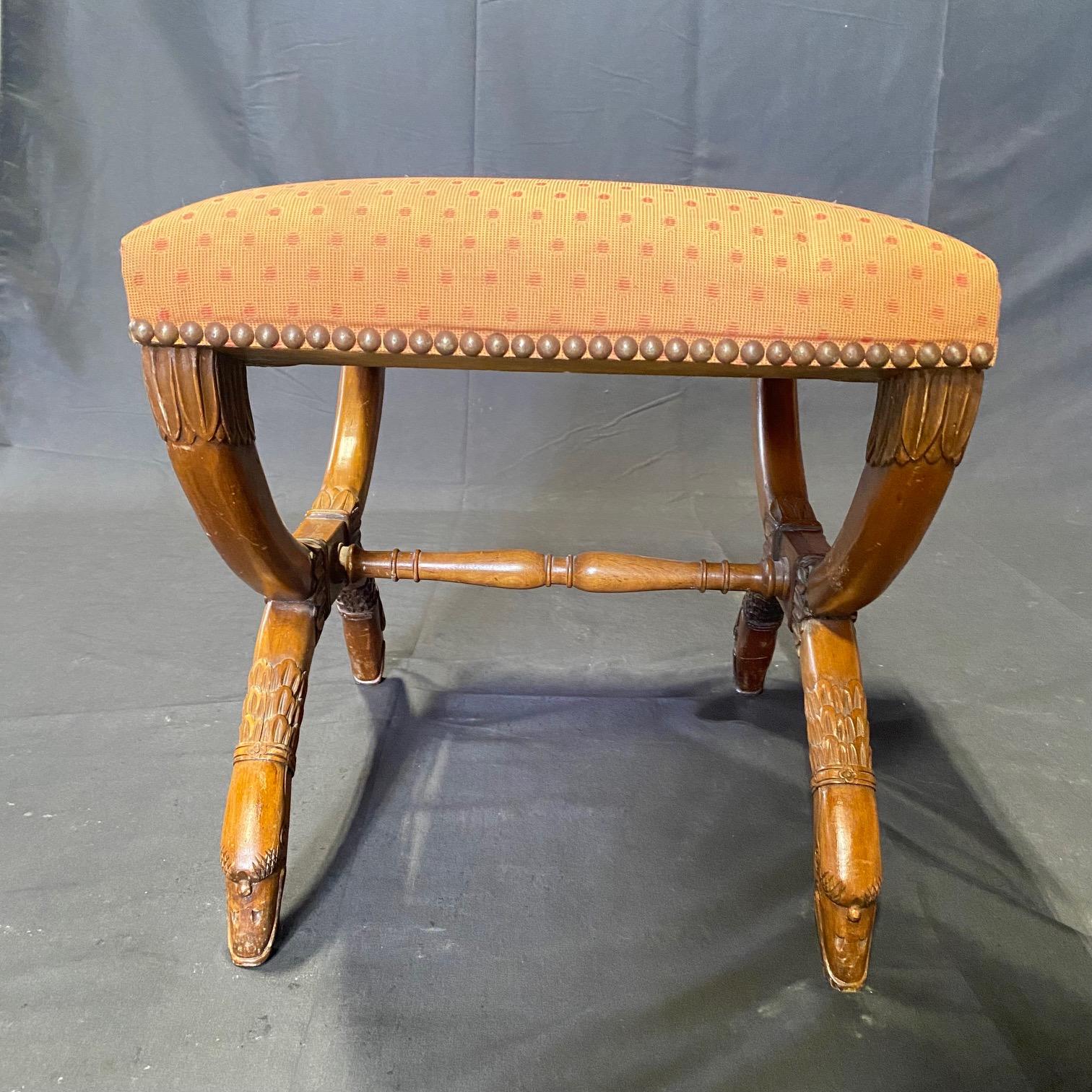 Banc à col de cygne en noyer sculpté à la main du XIXe siècle Bon état - En vente à Hopewell, NJ