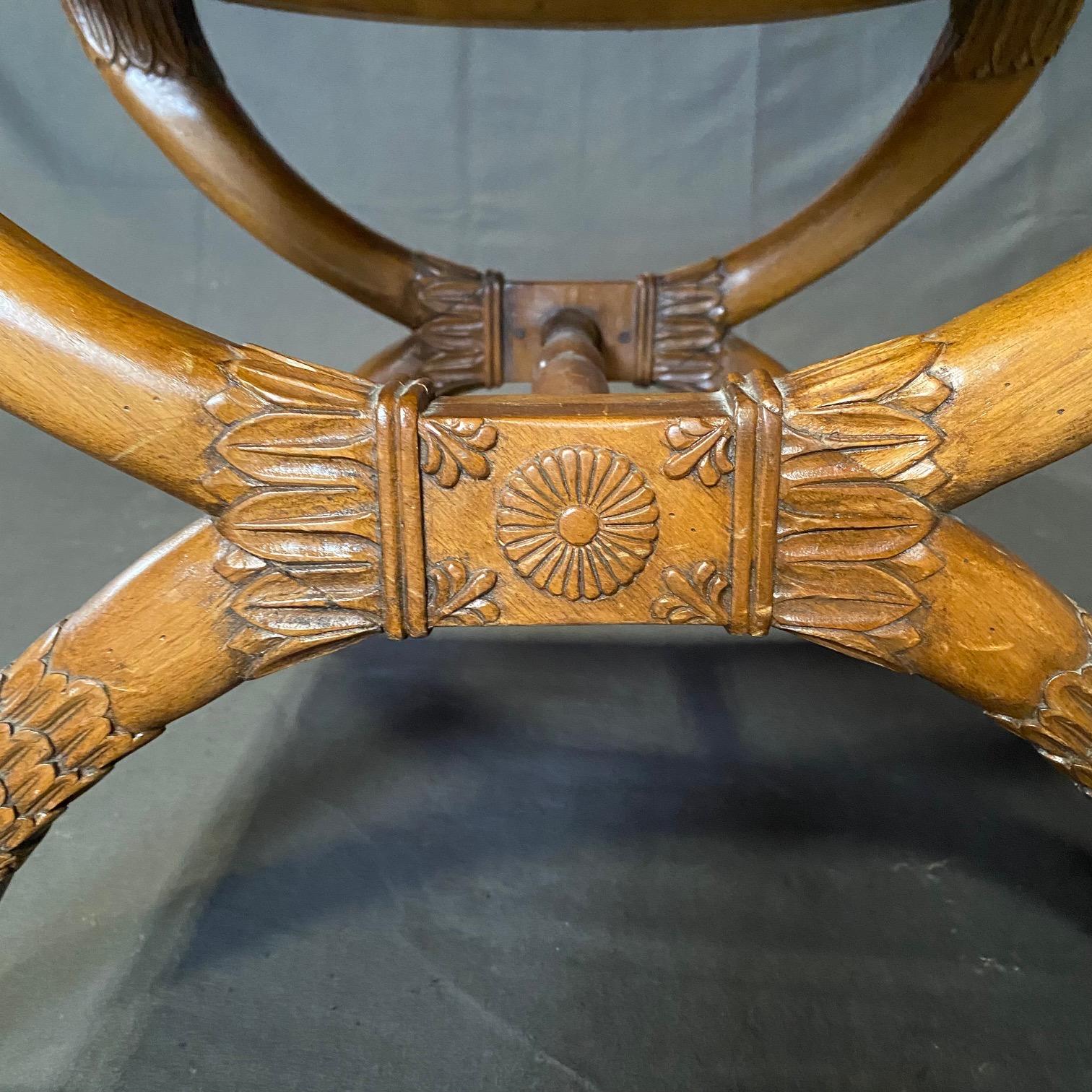 Banc à col de cygne en noyer sculpté à la main du XIXe siècle en vente 1