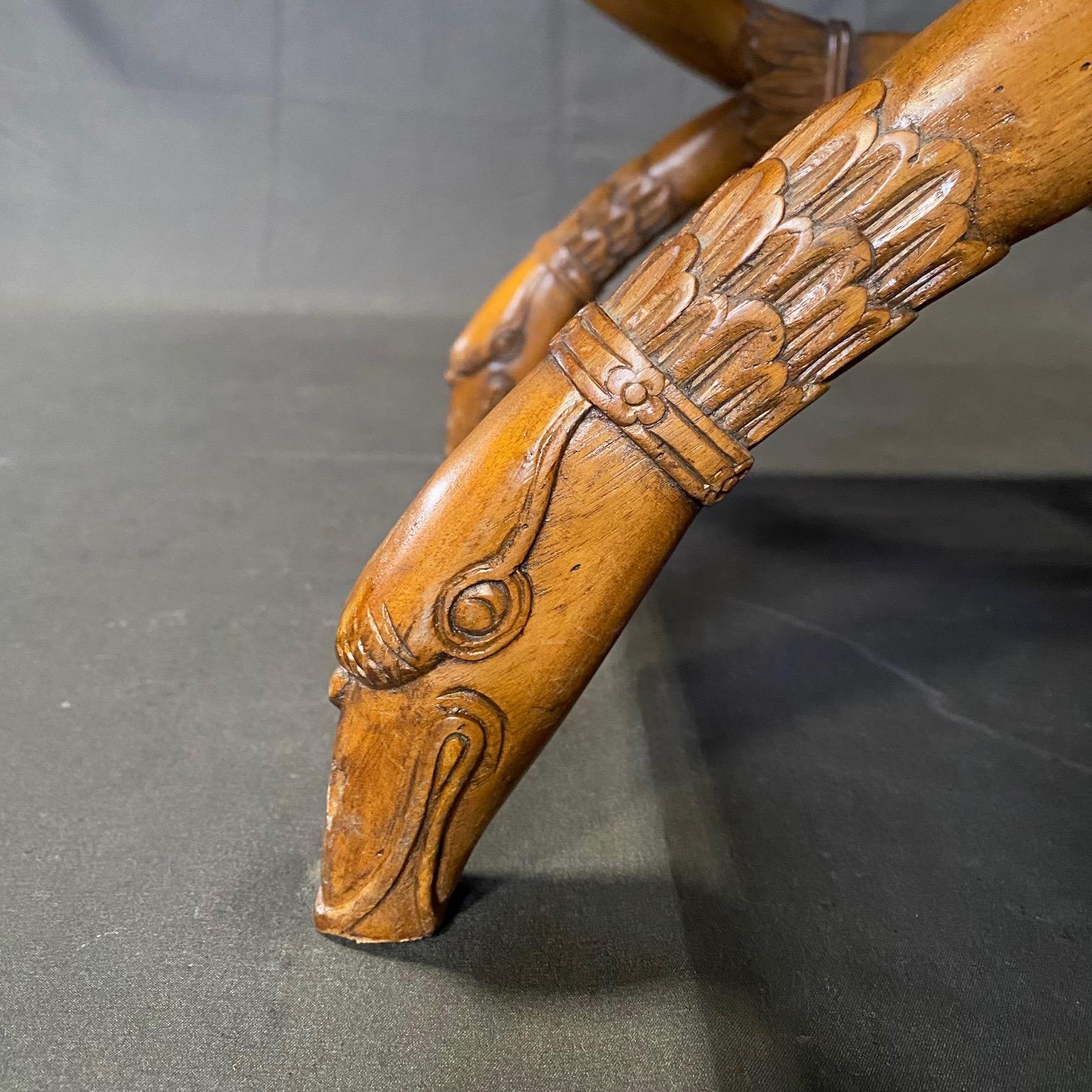 Banc à col de cygne en noyer sculpté à la main du XIXe siècle en vente 2