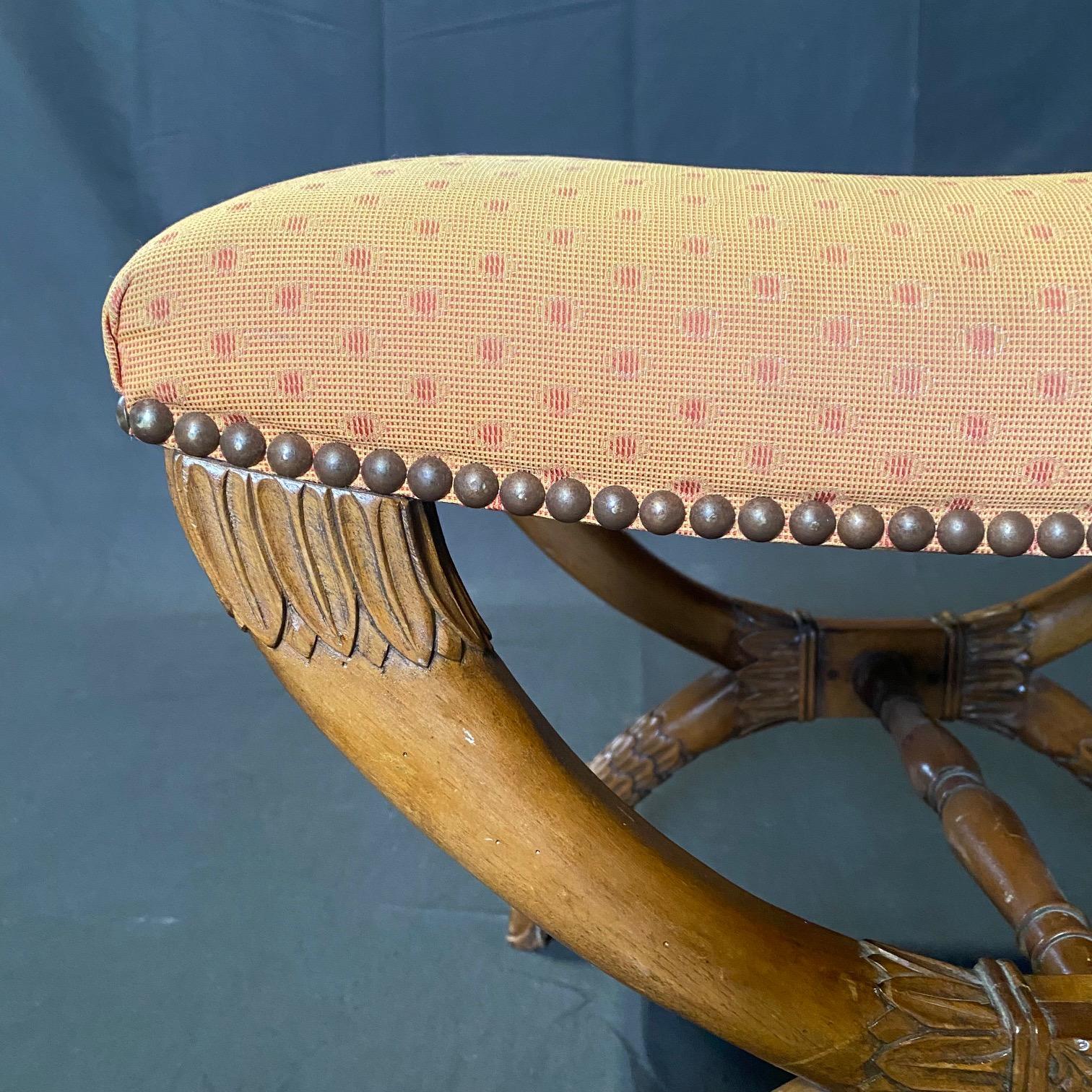 Banc à col de cygne en noyer sculpté à la main du XIXe siècle en vente 3