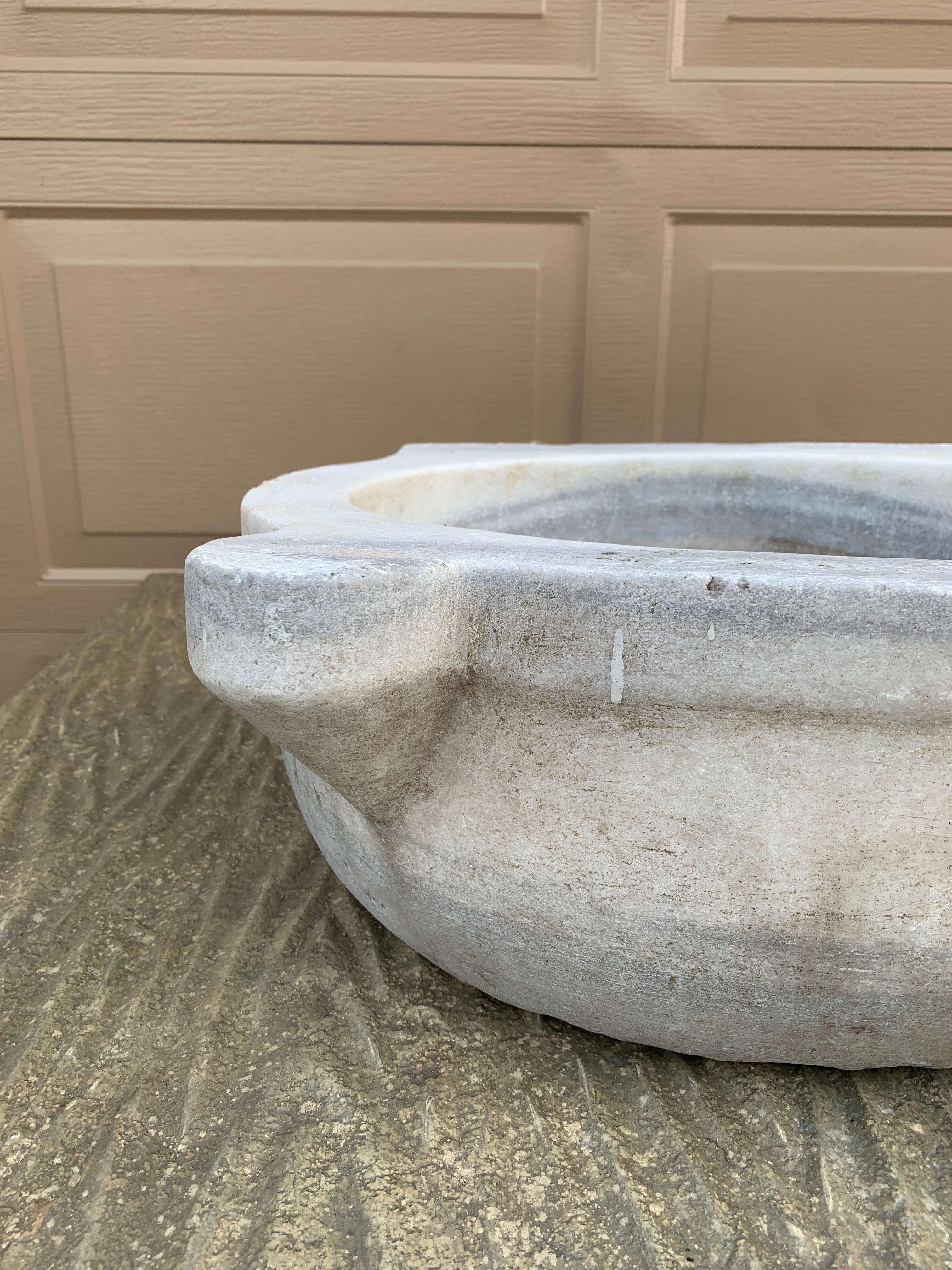 Lavabo francés del siglo XIX de mármol blanco tallado a mano en venta 4