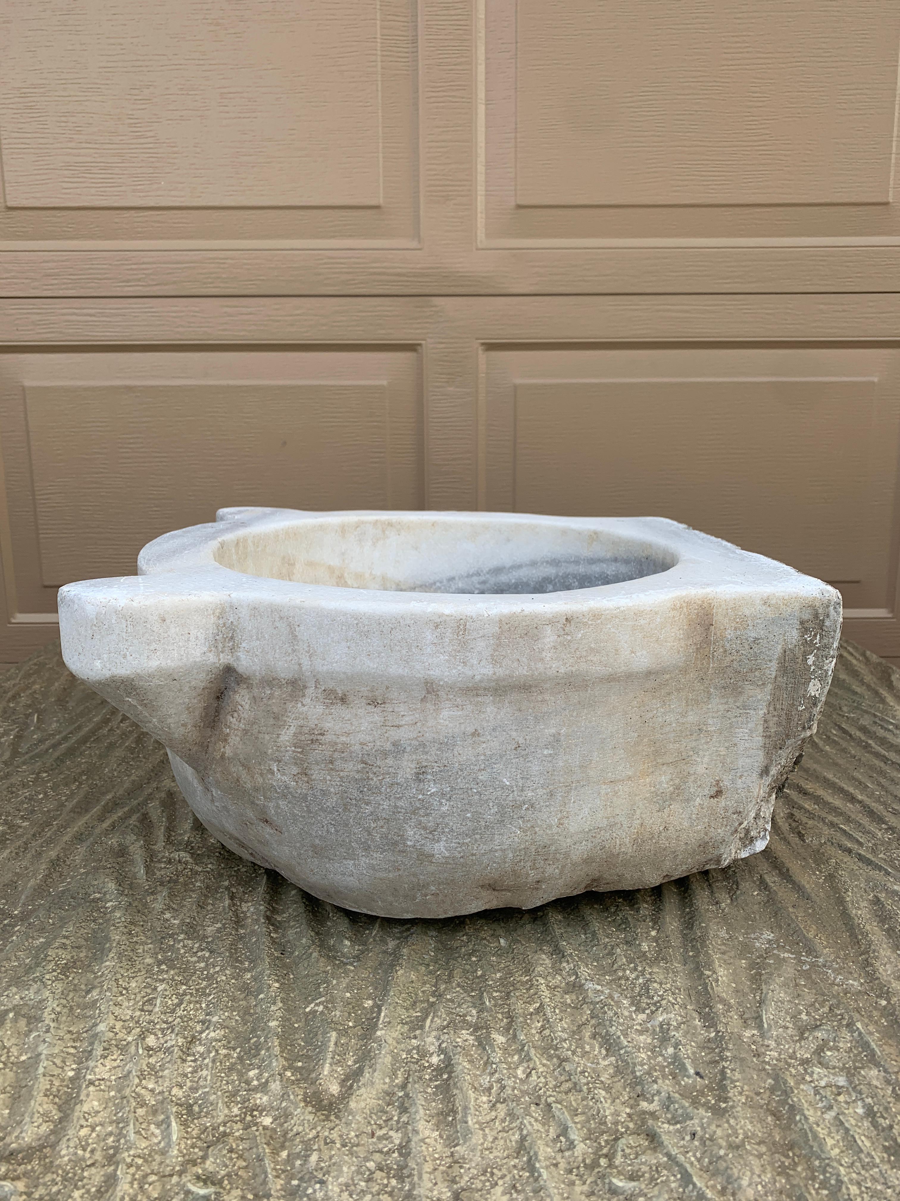 Lavabo francés del siglo XIX de mármol blanco tallado a mano en venta 5