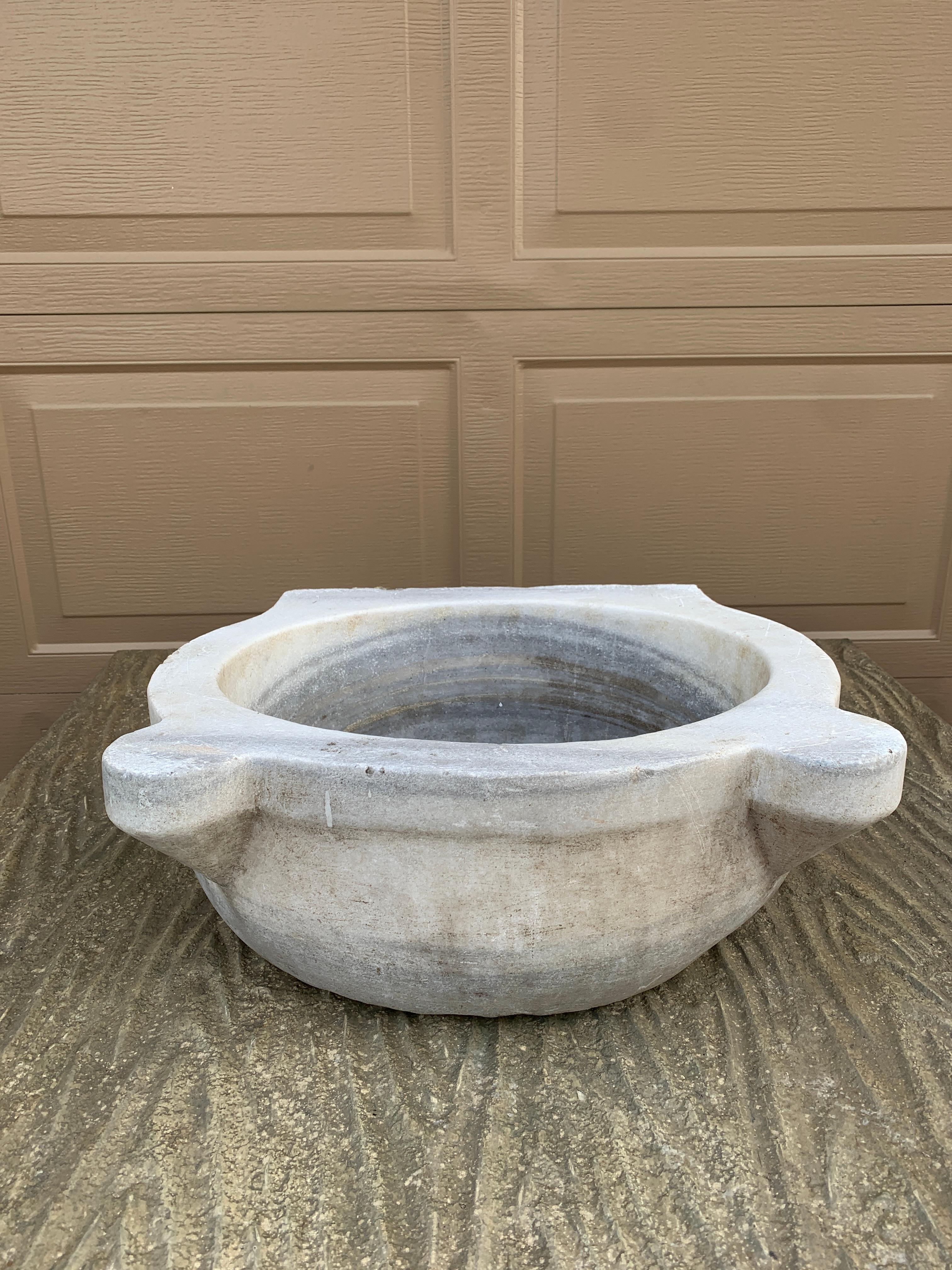 Un impresionante lavabo francés antiguo de mármol blanco y gris, un complemento ideal para cualquier cuarto de baño o bar. 

Francia, hacia finales del siglo XIX

Medidas: 19