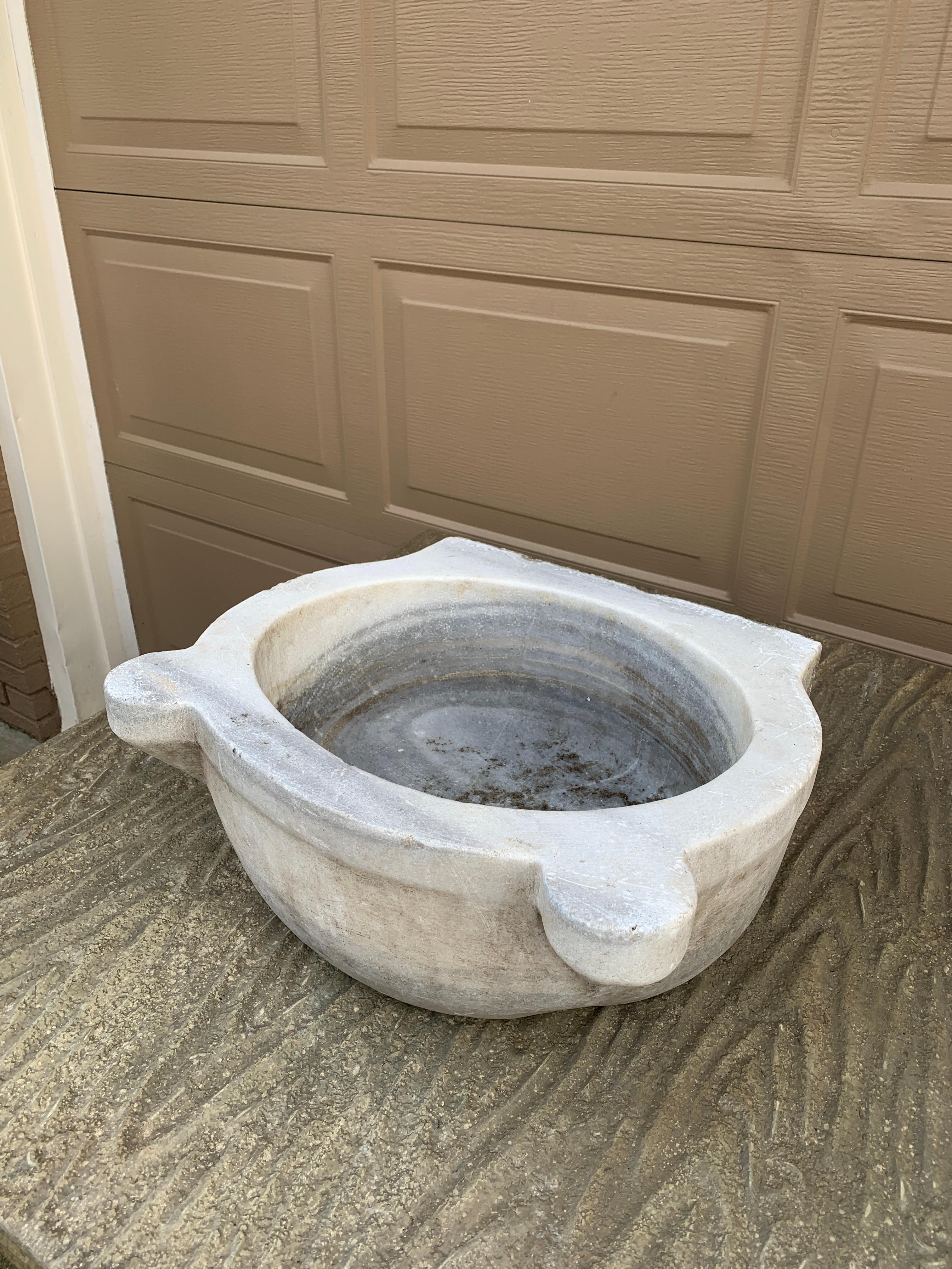 Lavabo francés del siglo XIX de mármol blanco tallado a mano Rústico en venta