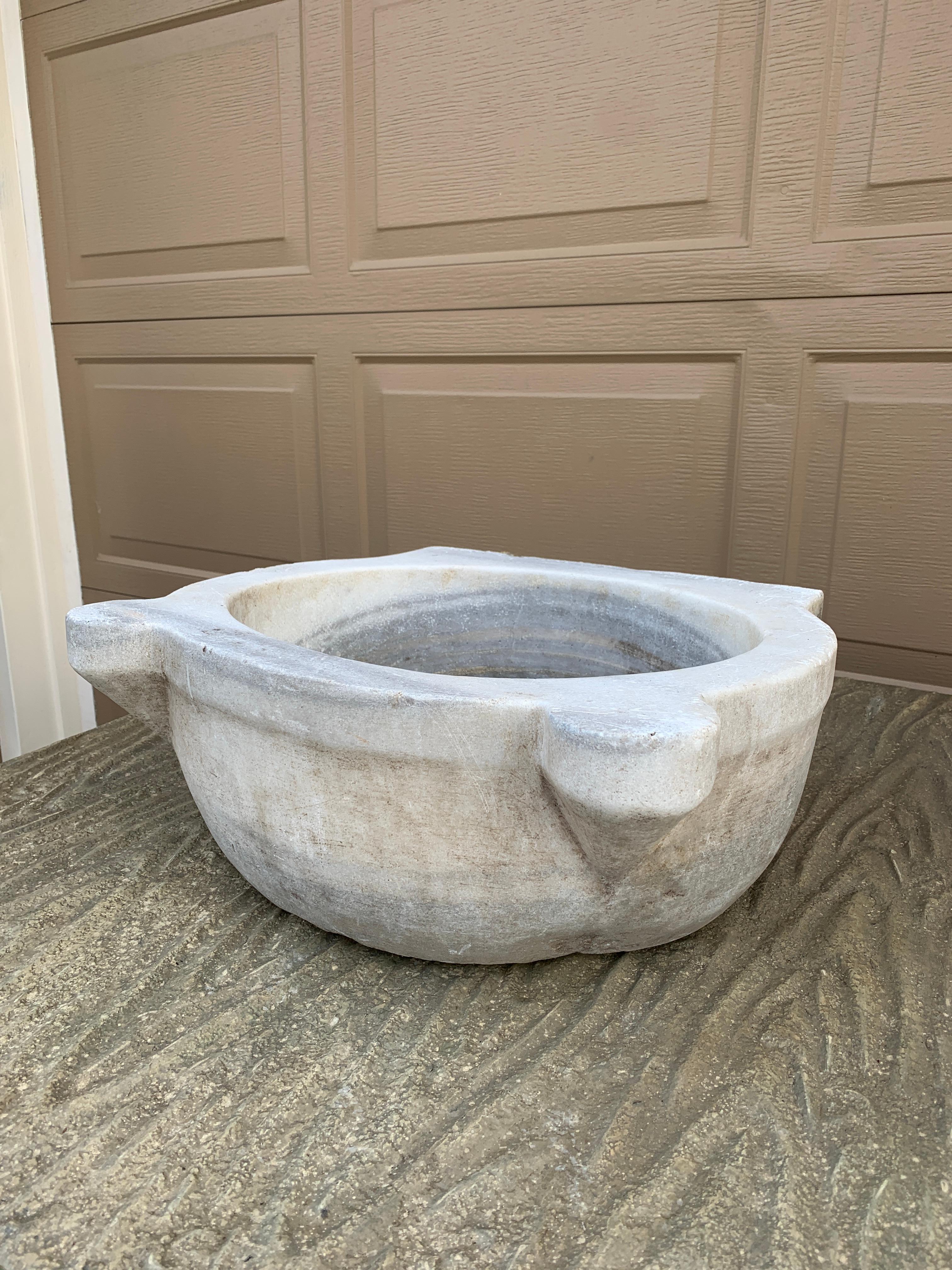 Lavabo francés del siglo XIX de mármol blanco tallado a mano Francés en venta