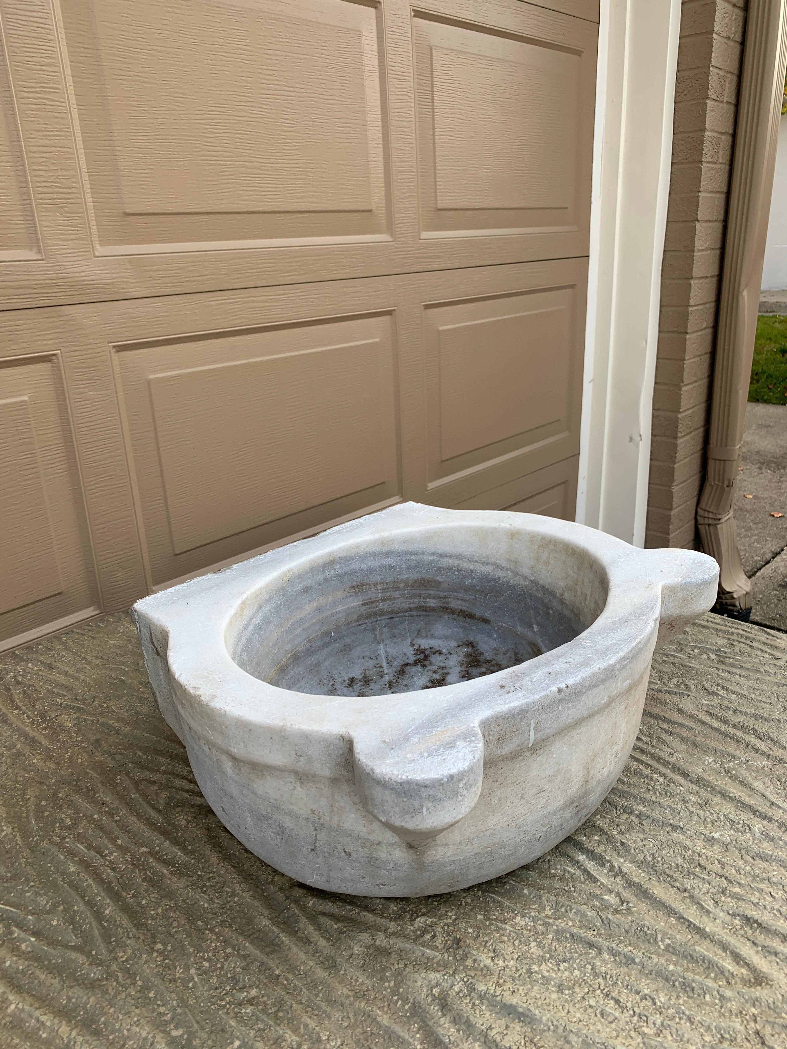 Lavabo francés del siglo XIX de mármol blanco tallado a mano en Bueno estado para la venta en Elkhart, IN