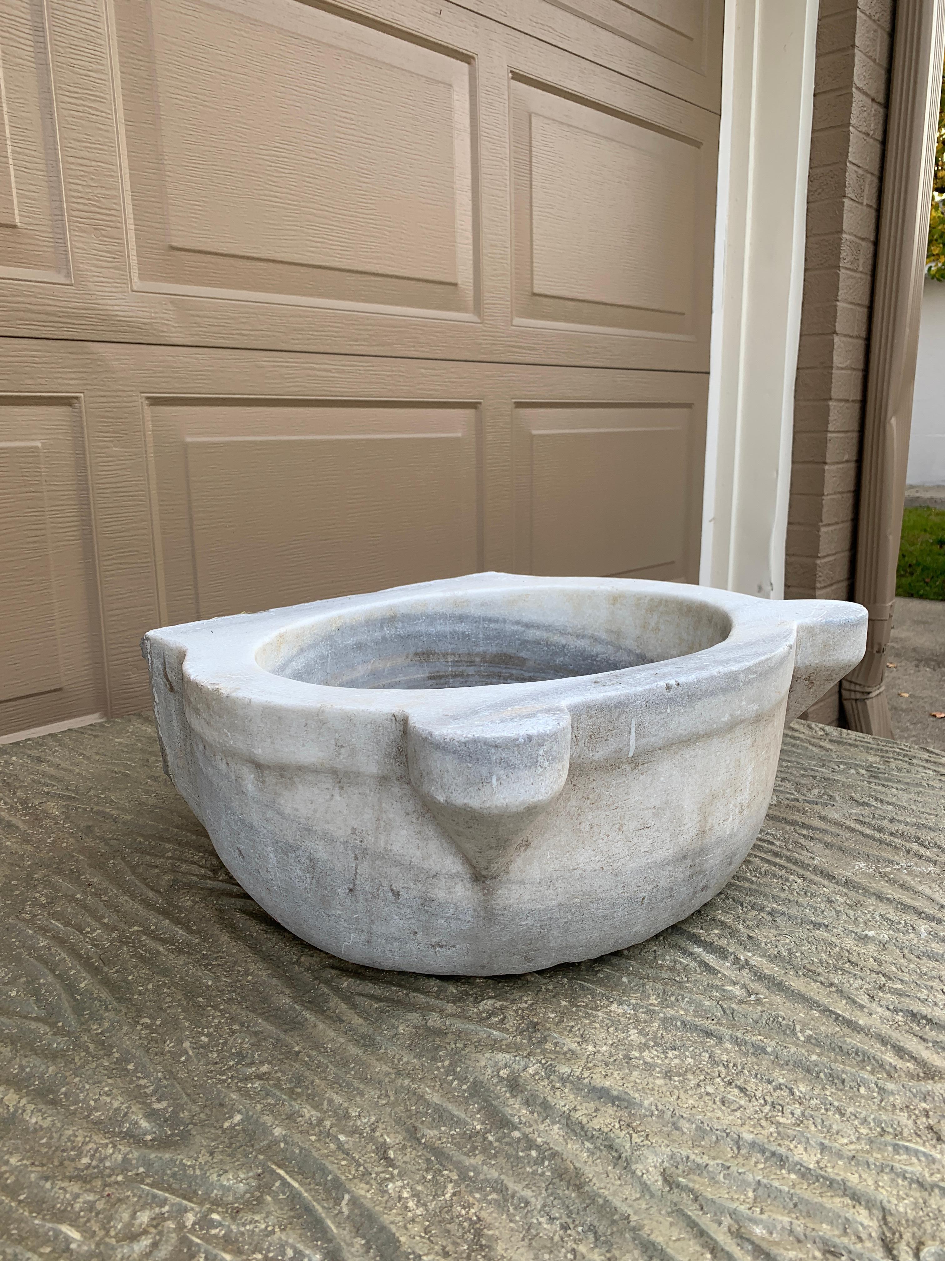 Lavabo francés del siglo XIX de mármol blanco tallado a mano Mármol en venta