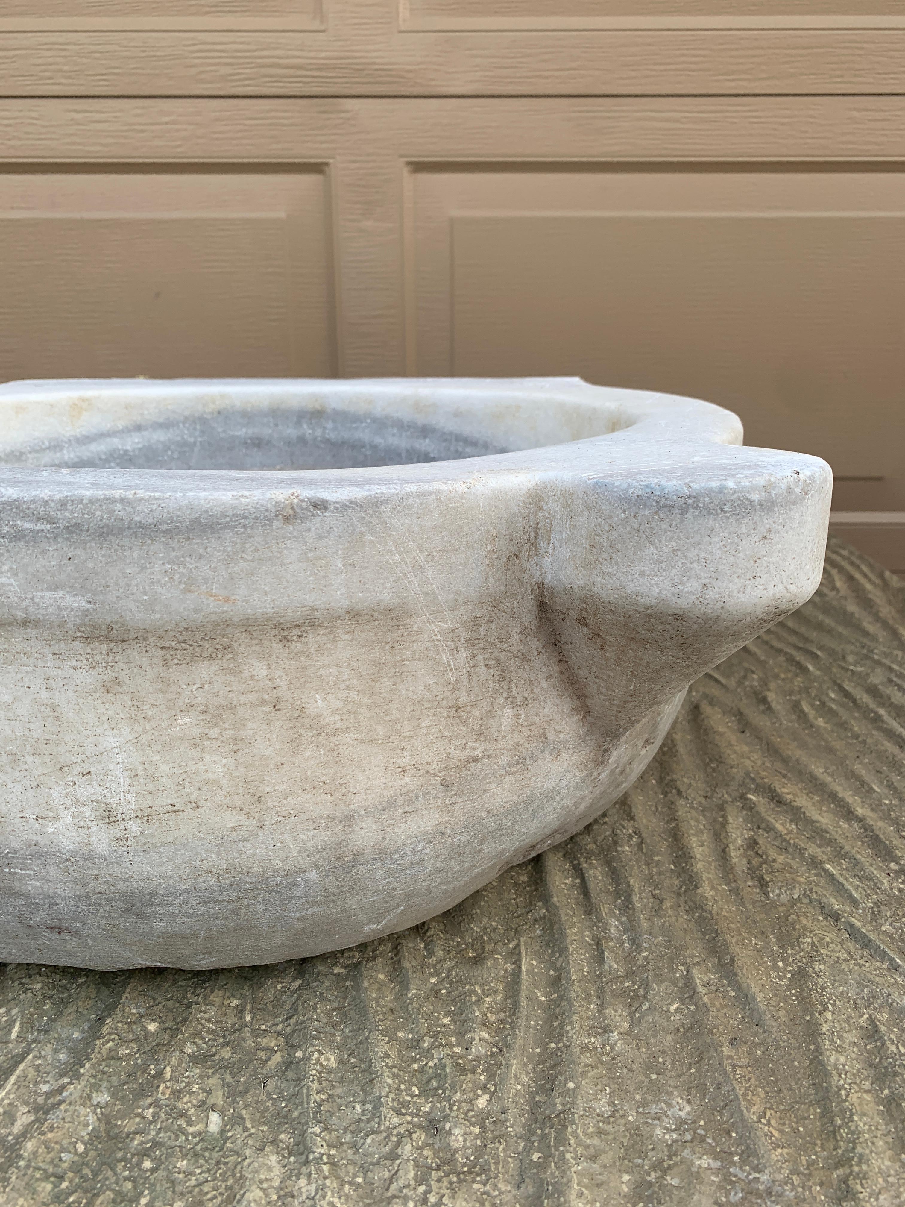 Lavabo francés del siglo XIX de mármol blanco tallado a mano en venta 2
