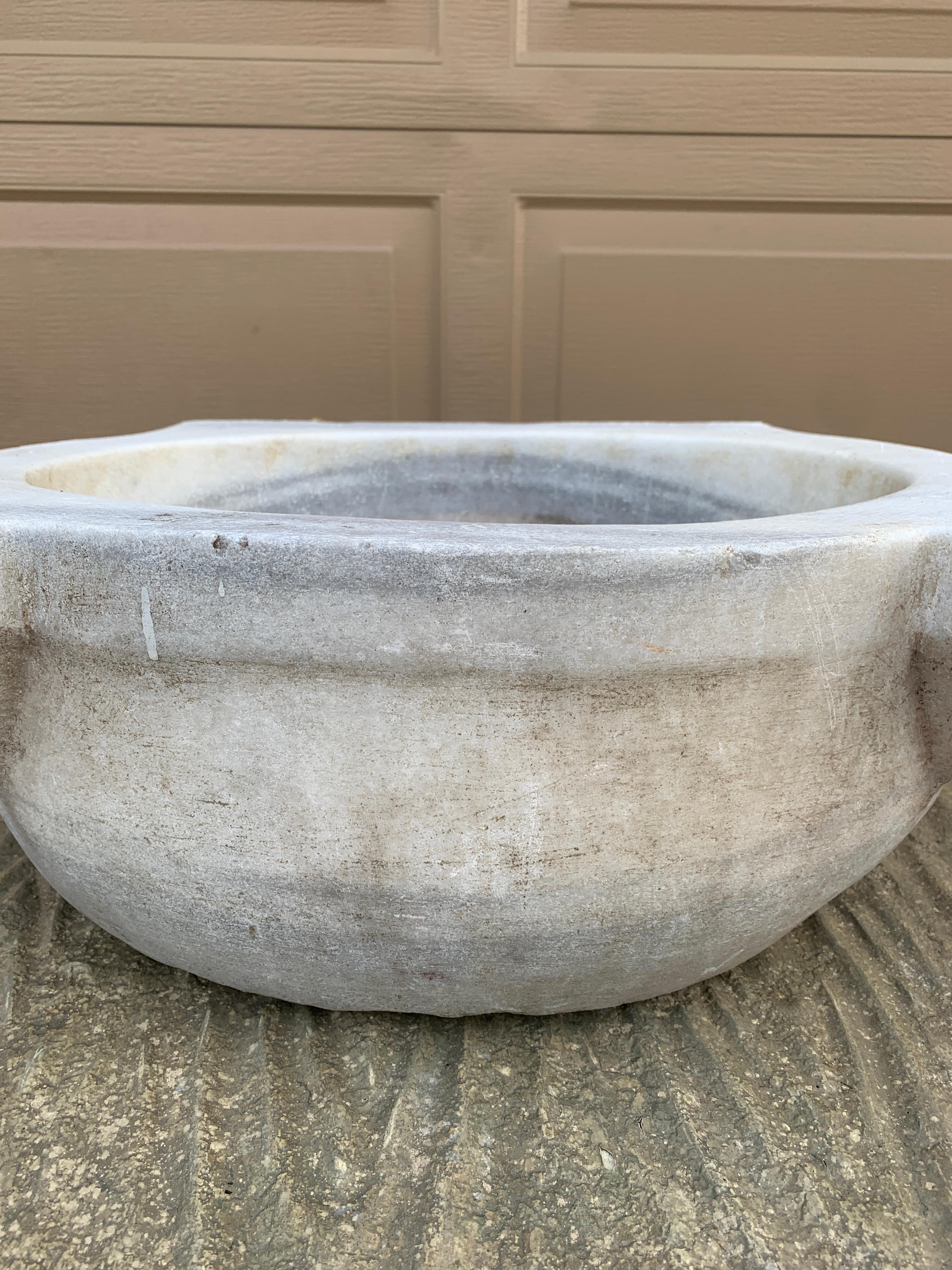 Lavabo francés del siglo XIX de mármol blanco tallado a mano en venta 3
