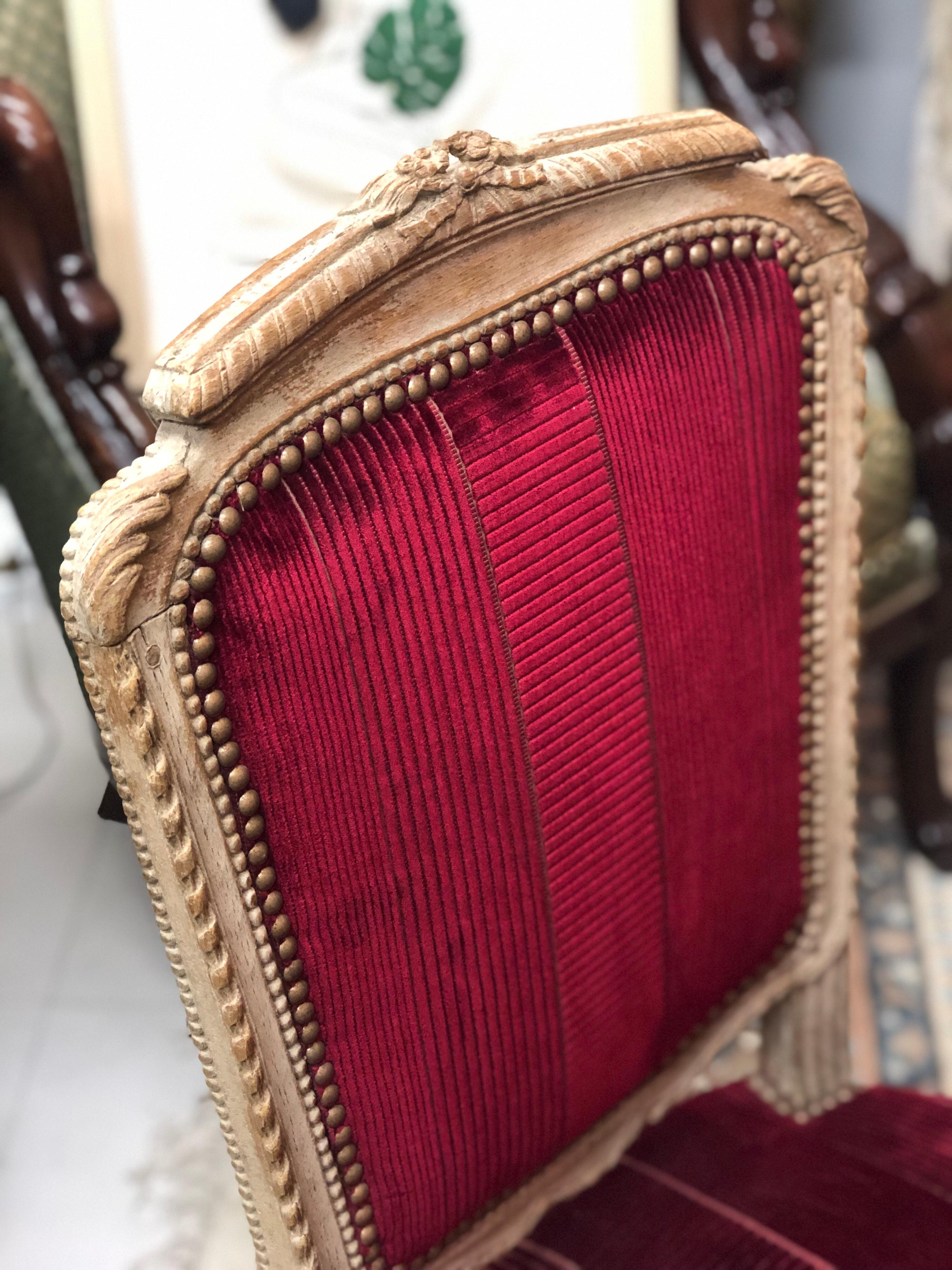 Français Chaise française du 19ème siècle en bois sculpté à la main et en velours rouge en vente