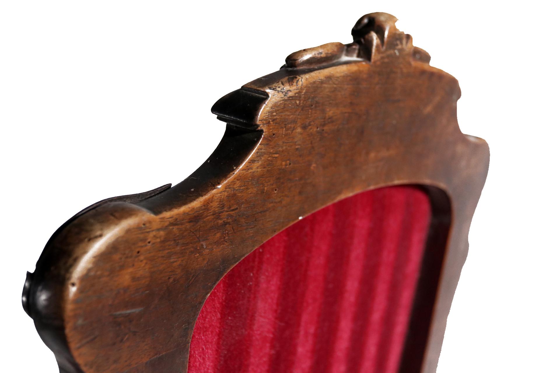 Französischer handgeschnitzter Holzstuhl aus dem 19. Jahrhundert mit Metallornamenten aus rotem Samt im Angebot 7