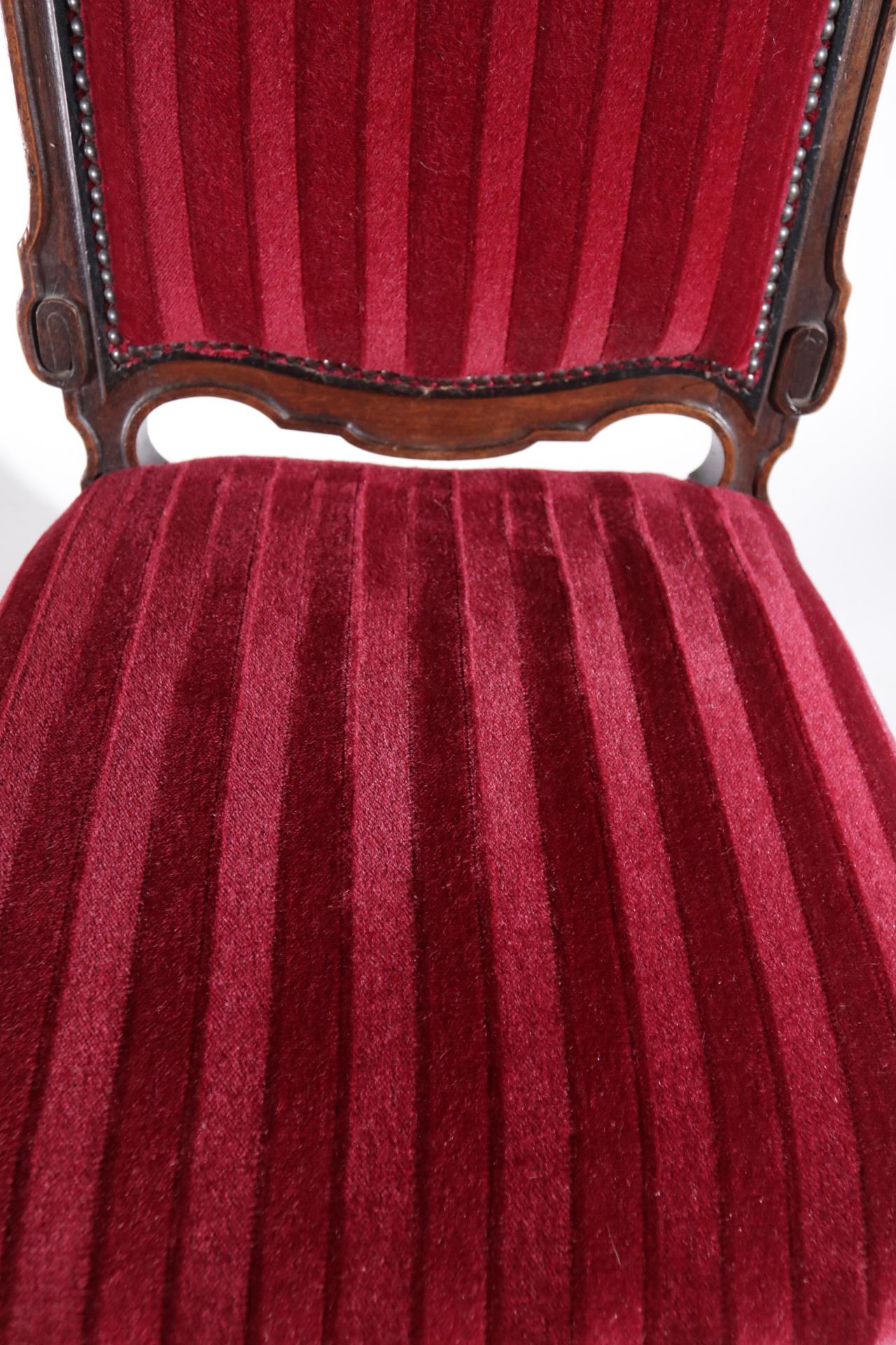 Französischer handgeschnitzter Holzstuhl aus dem 19. Jahrhundert mit Metallornamenten aus rotem Samt im Angebot 8