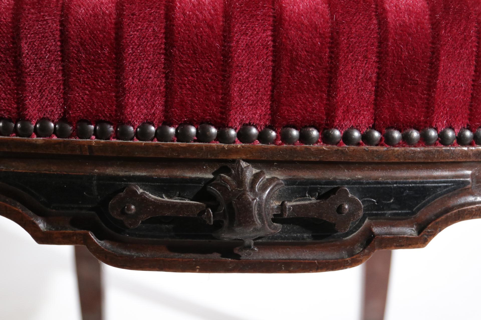 Französischer handgeschnitzter Holzstuhl aus dem 19. Jahrhundert mit Metallornamenten aus rotem Samt (Mittleres 19. Jahrhundert) im Angebot