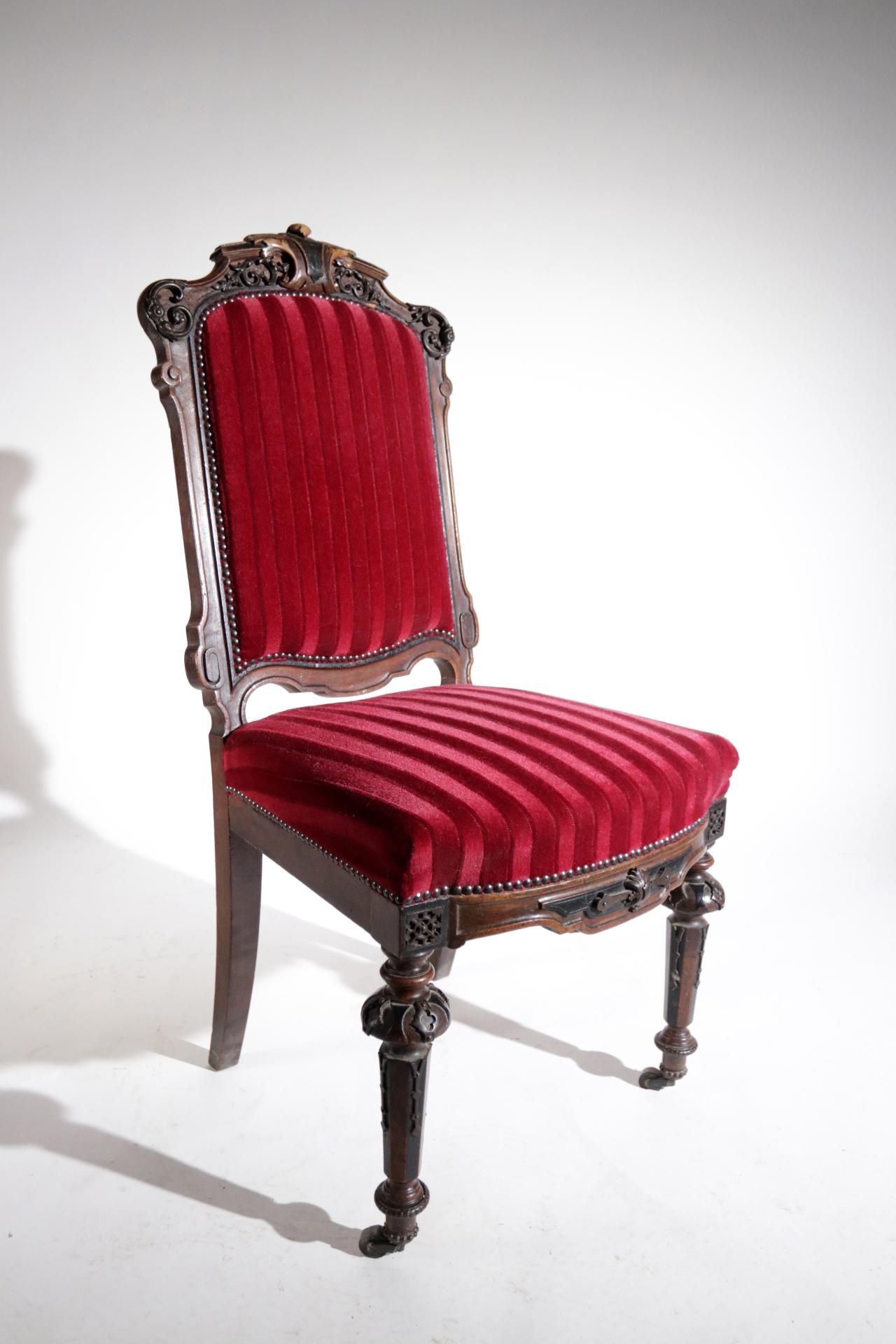 Französischer handgeschnitzter Holzstuhl aus dem 19. Jahrhundert mit Metallornamenten aus rotem Samt im Angebot 2