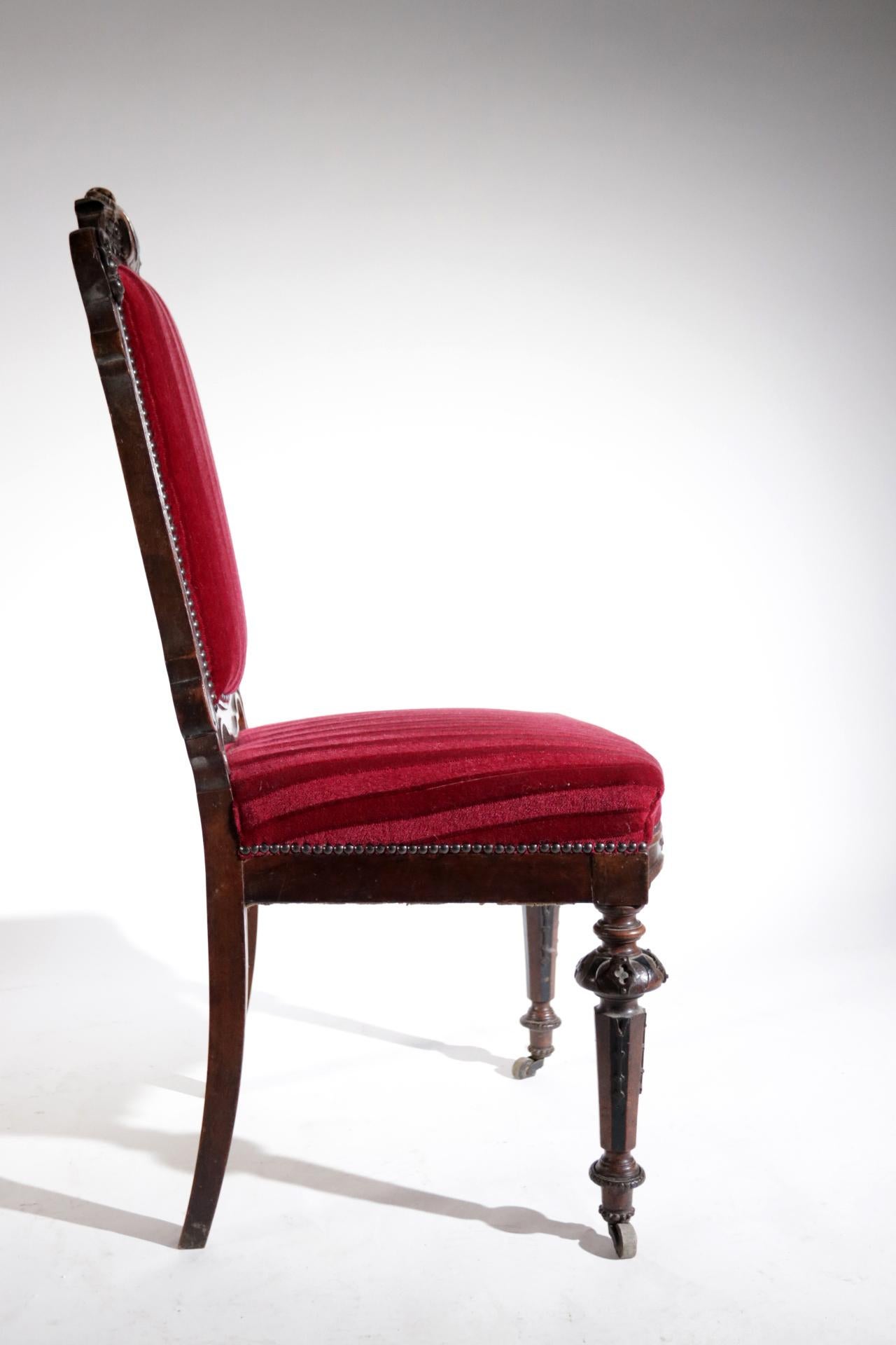 Französischer handgeschnitzter Holzstuhl aus dem 19. Jahrhundert mit Metallornamenten aus rotem Samt im Angebot 4