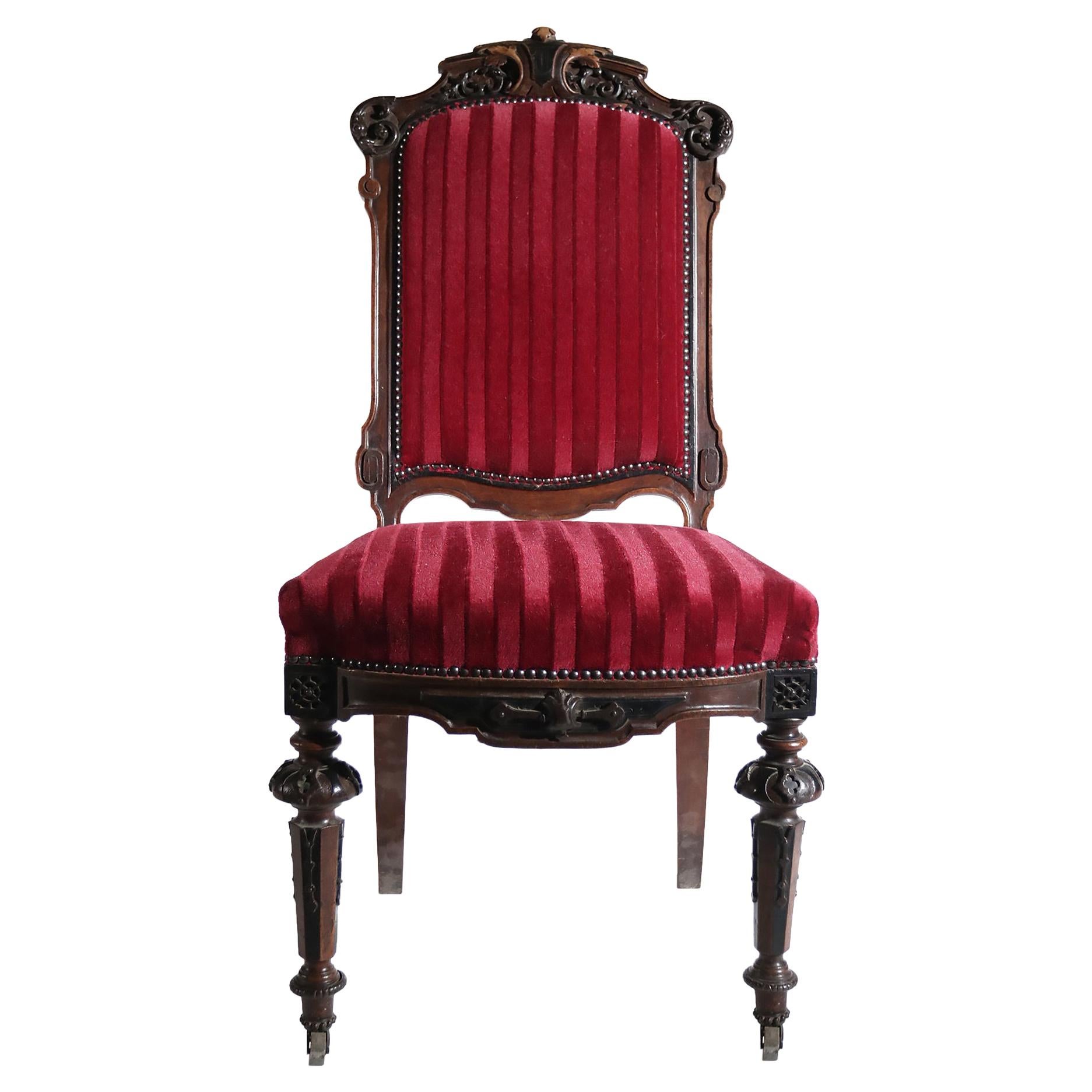 Chaise française du 19ème siècle sculptée à la main, ornements métalliques rouges velours